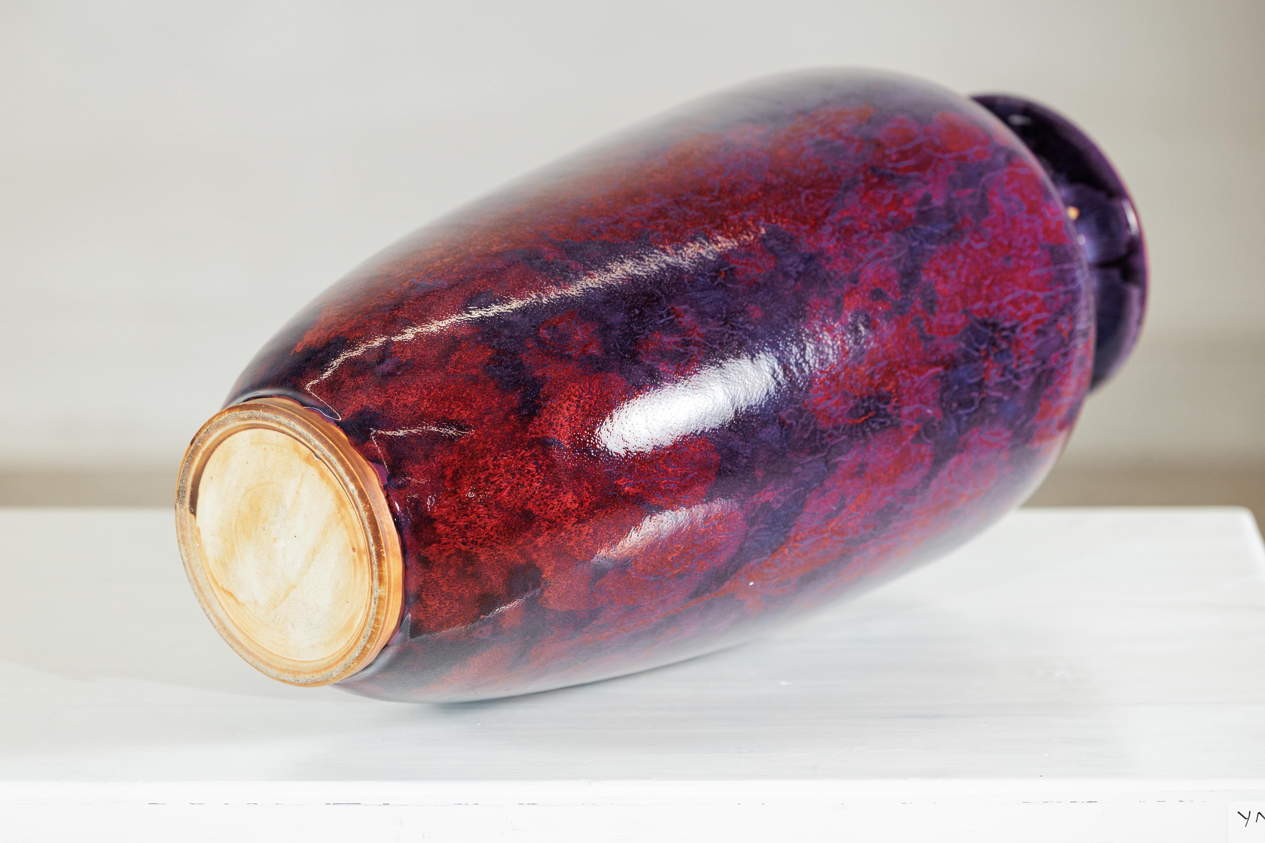 Vaso d'epoca in ceramica borgogna e viola con forma allungata e bordo svasato in vendita 9