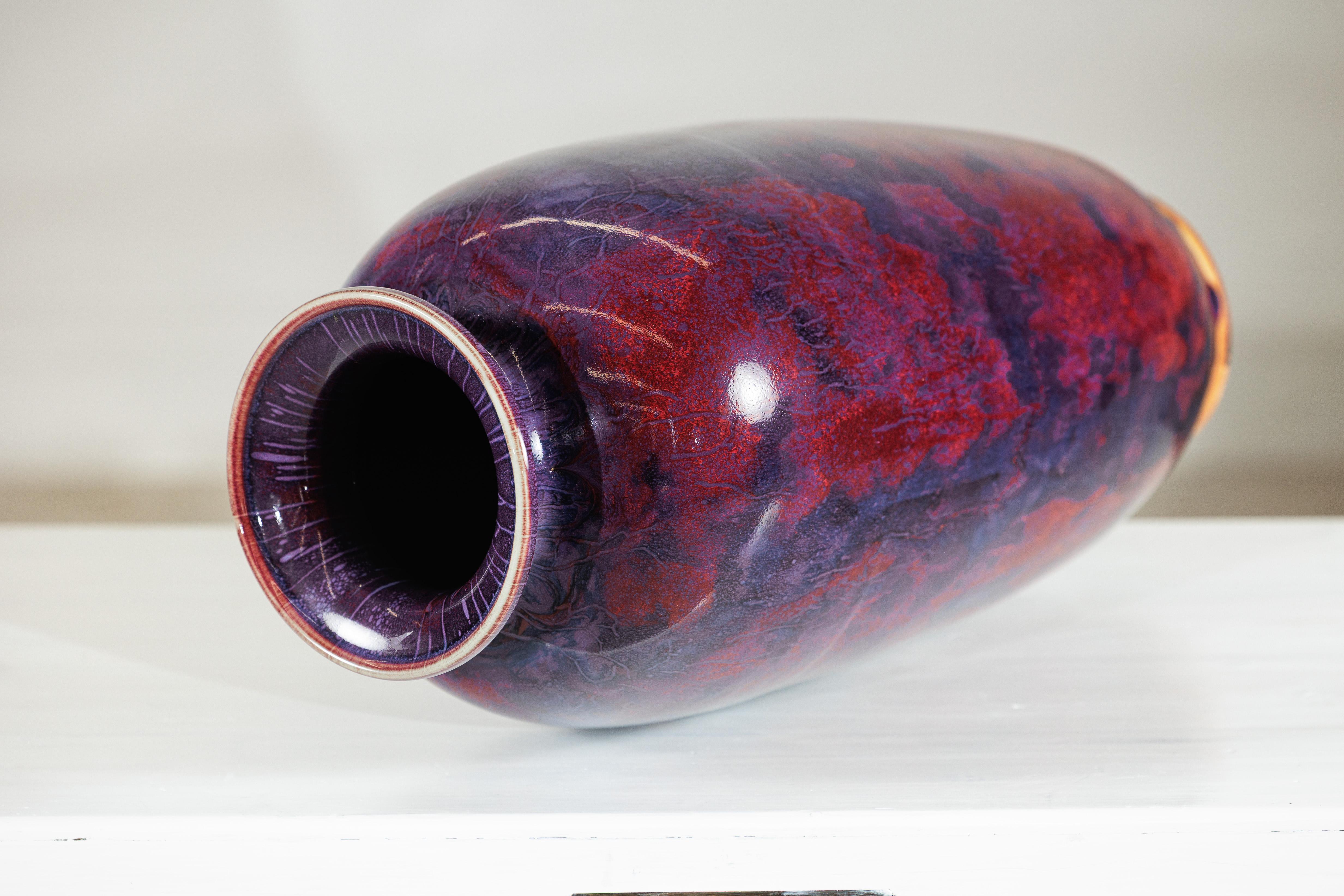 Vaso d'epoca in ceramica borgogna e viola con forma allungata e bordo svasato in vendita 10