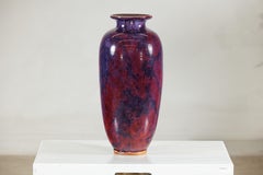 Vase vintage en céramique bourgogne et mauve avec une forme allongée et un bord évasé