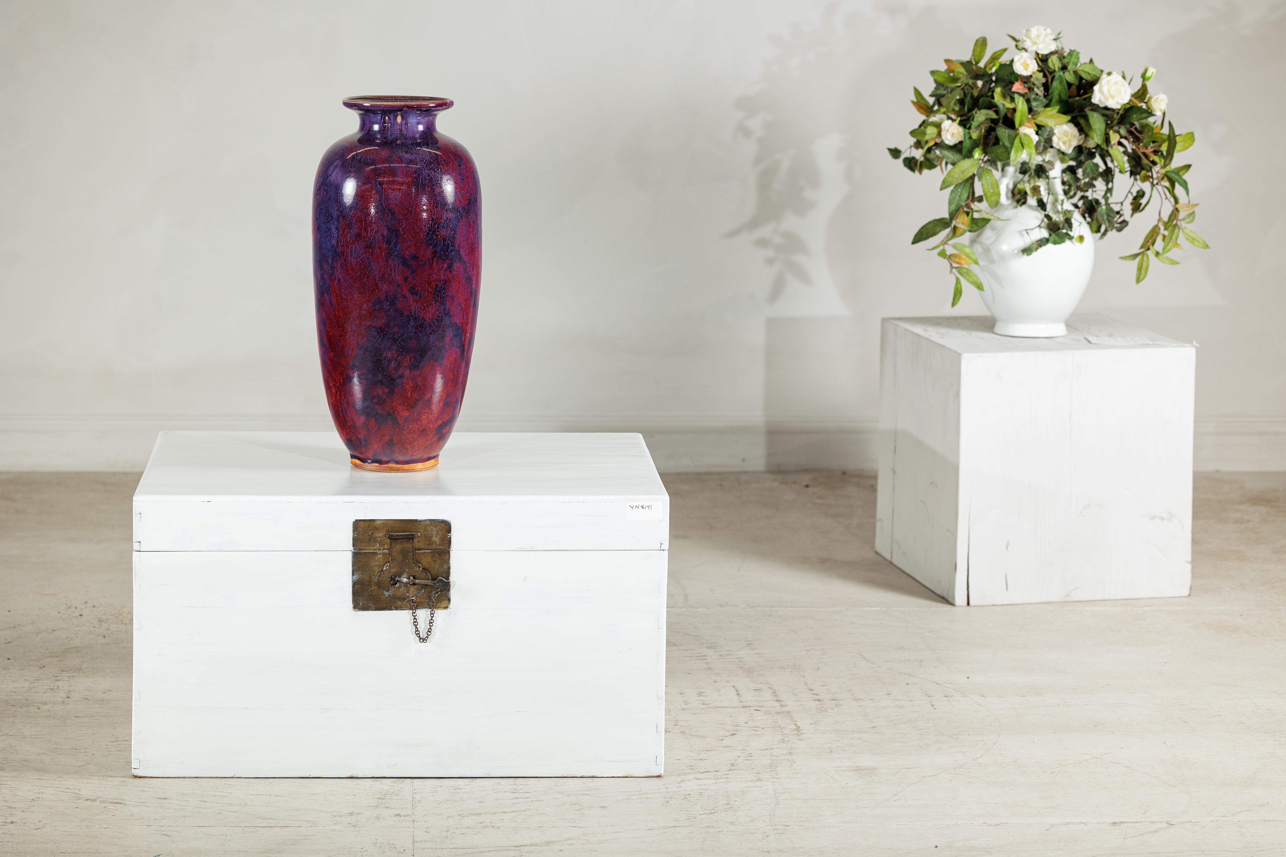 Smaltato Vaso d'epoca in ceramica borgogna e viola con forma allungata e bordo svasato in vendita