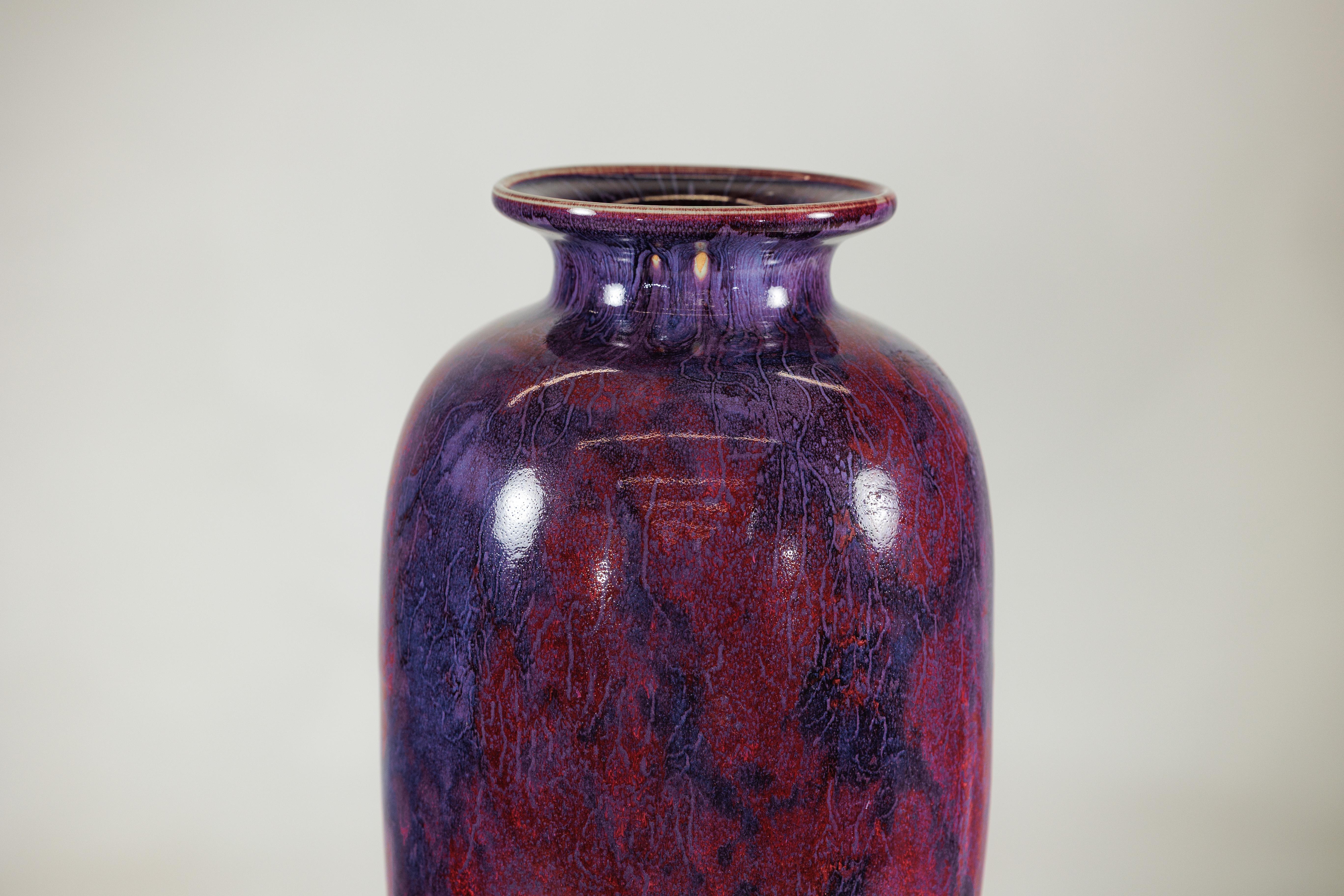 Vaso d'epoca in ceramica borgogna e viola con forma allungata e bordo svasato In condizioni buone in vendita a Yonkers, NY