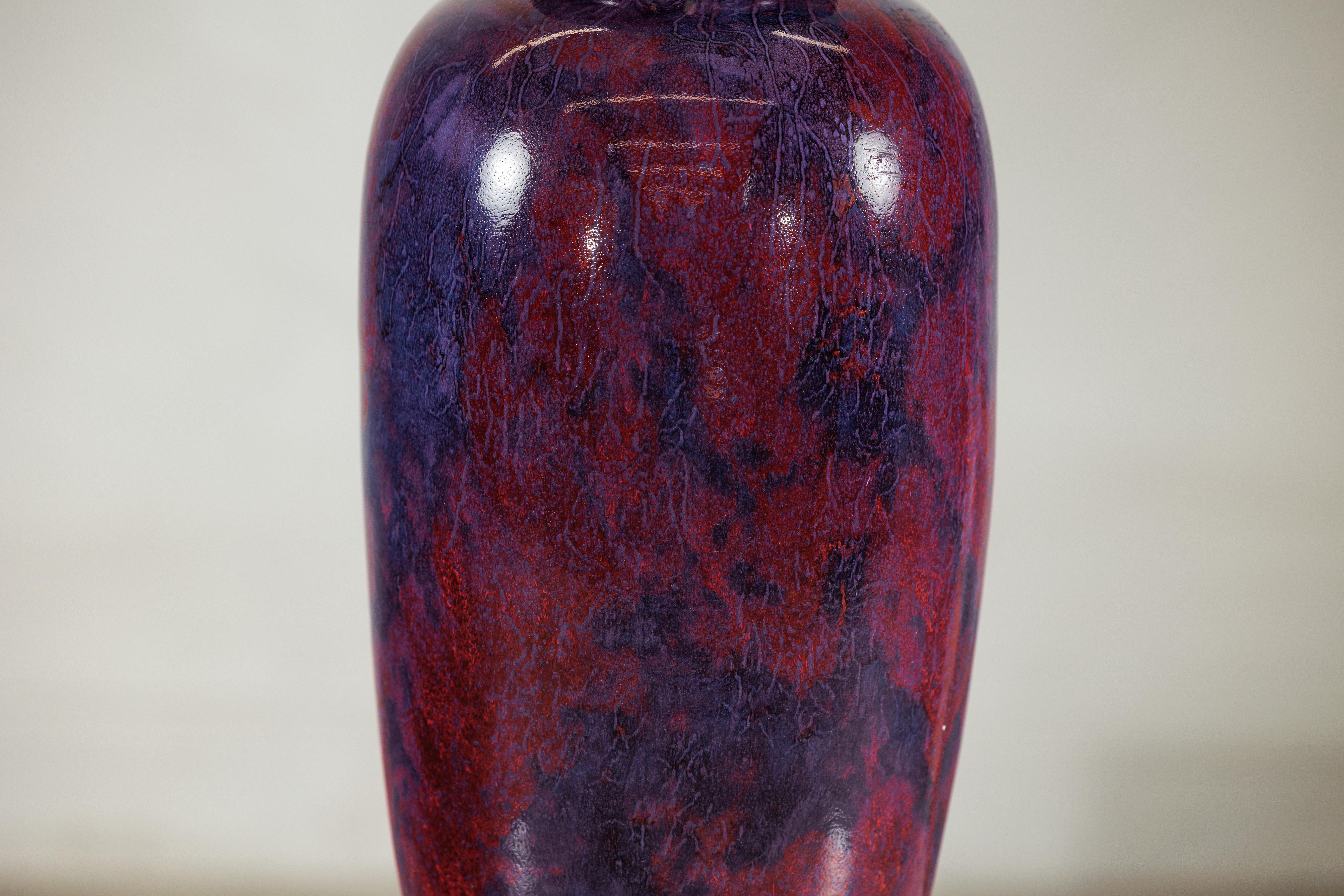 XX secolo Vaso d'epoca in ceramica borgogna e viola con forma allungata e bordo svasato in vendita