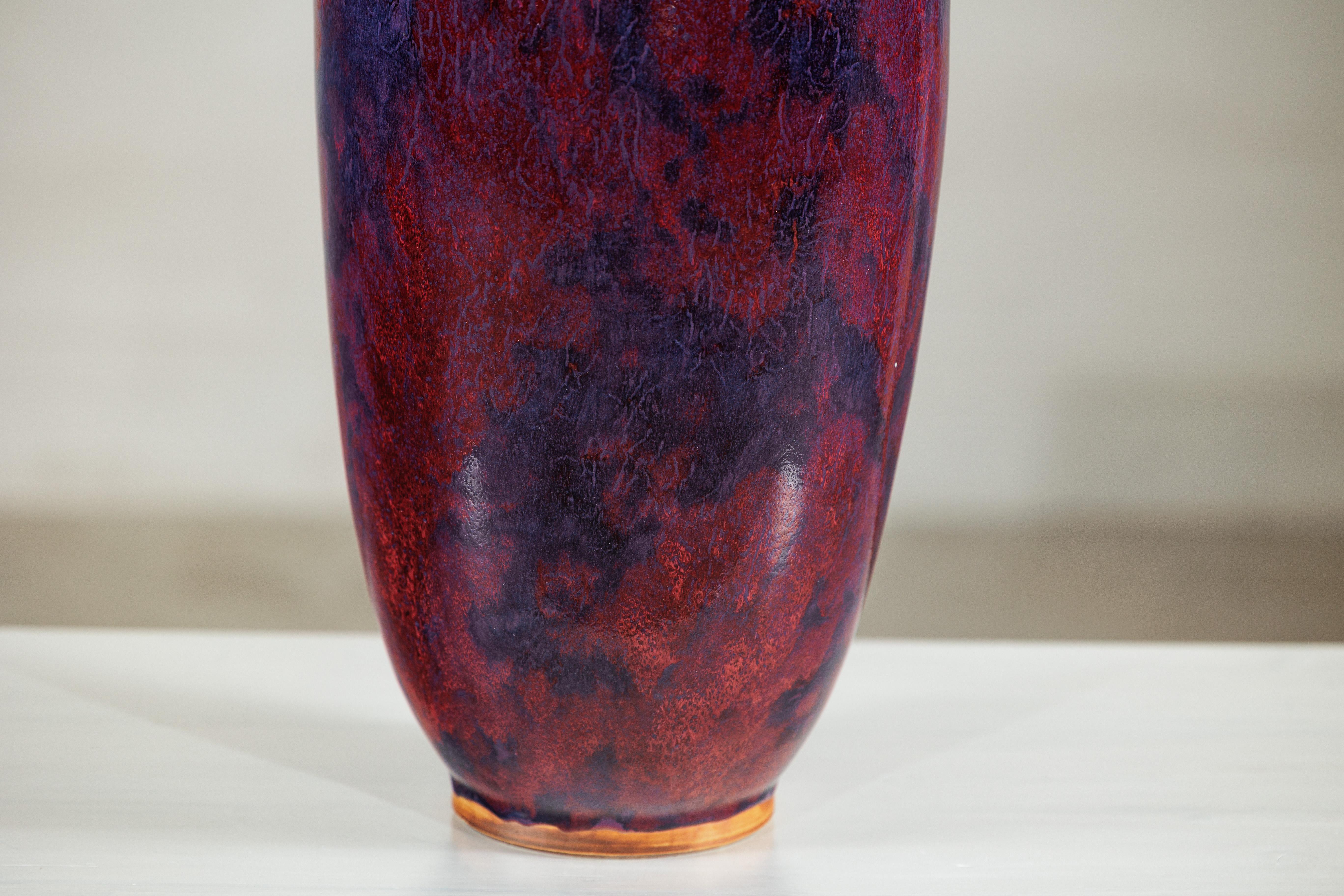Ceramica Vaso d'epoca in ceramica borgogna e viola con forma allungata e bordo svasato in vendita