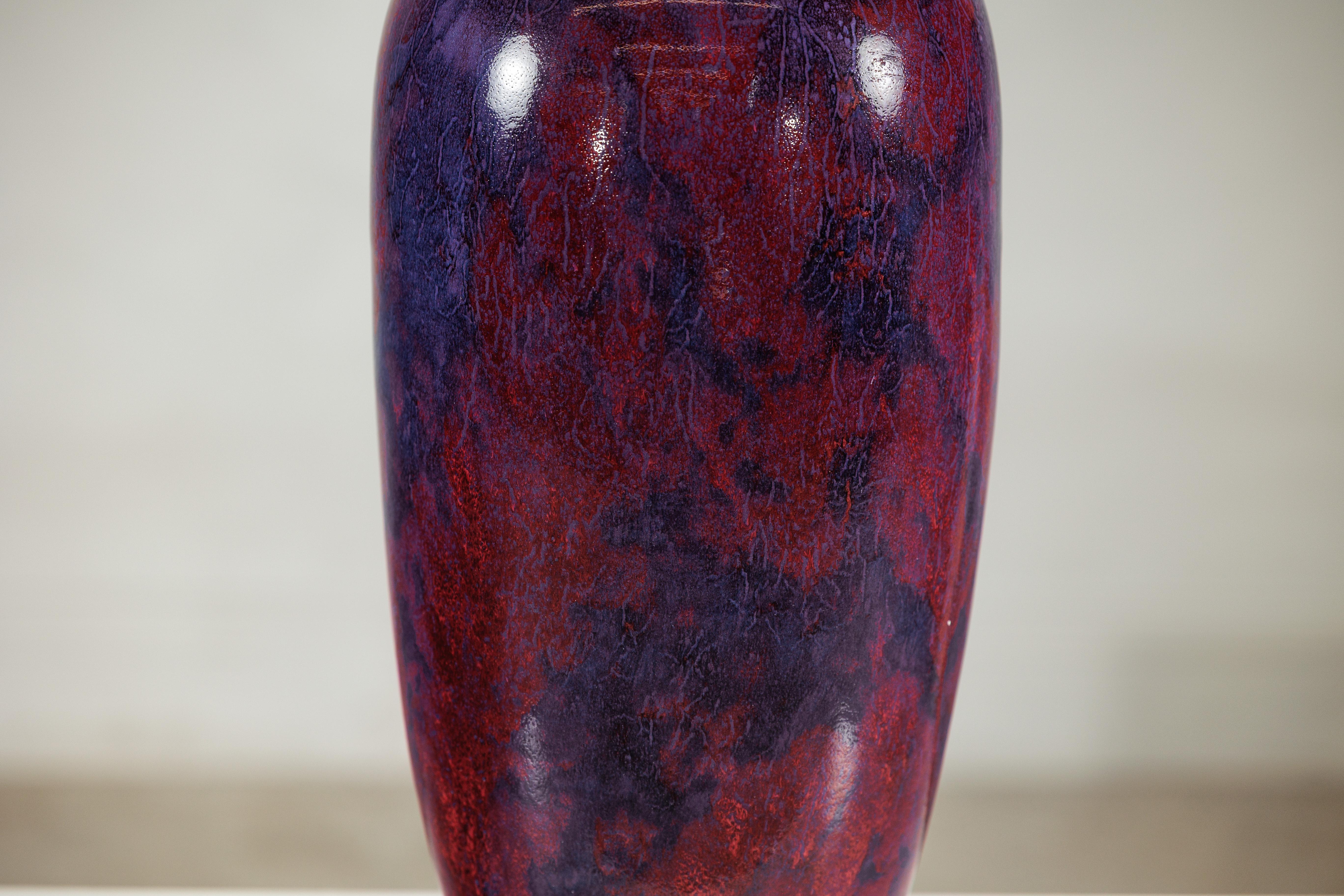 Vaso d'epoca in ceramica borgogna e viola con forma allungata e bordo svasato in vendita 1