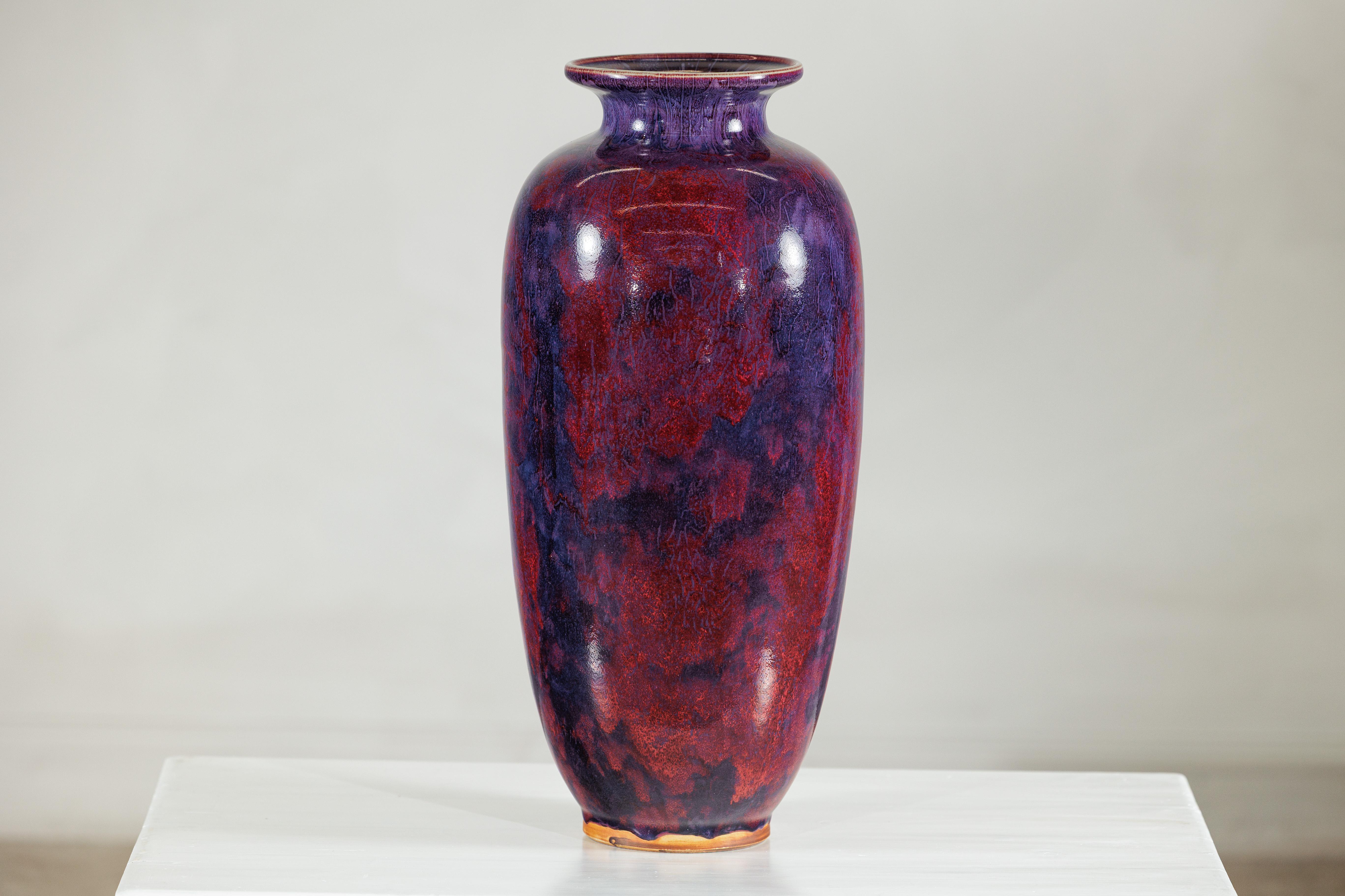 Vaso d'epoca in ceramica borgogna e viola con forma allungata e bordo svasato in vendita 2