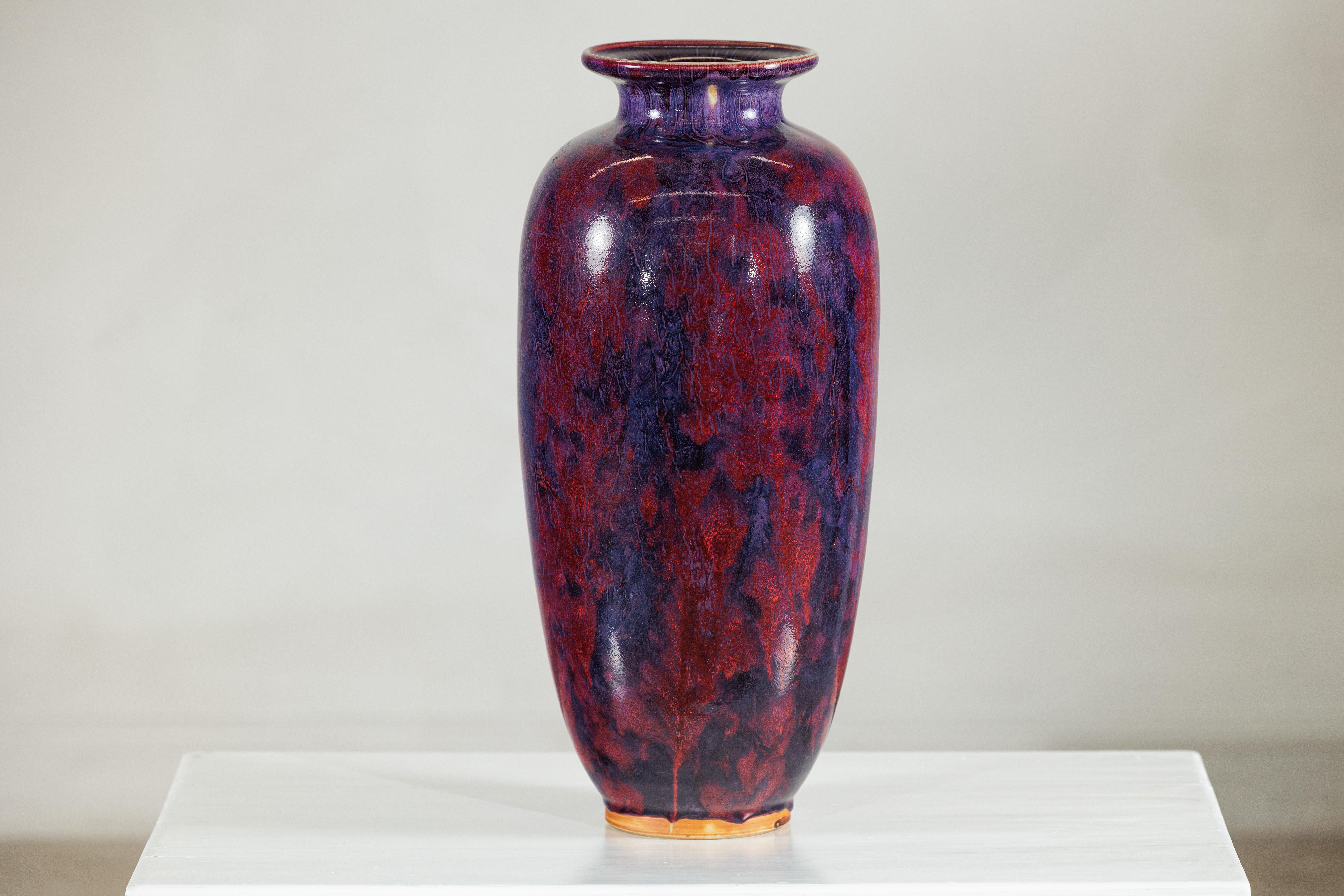 Vaso d'epoca in ceramica borgogna e viola con forma allungata e bordo svasato in vendita 3