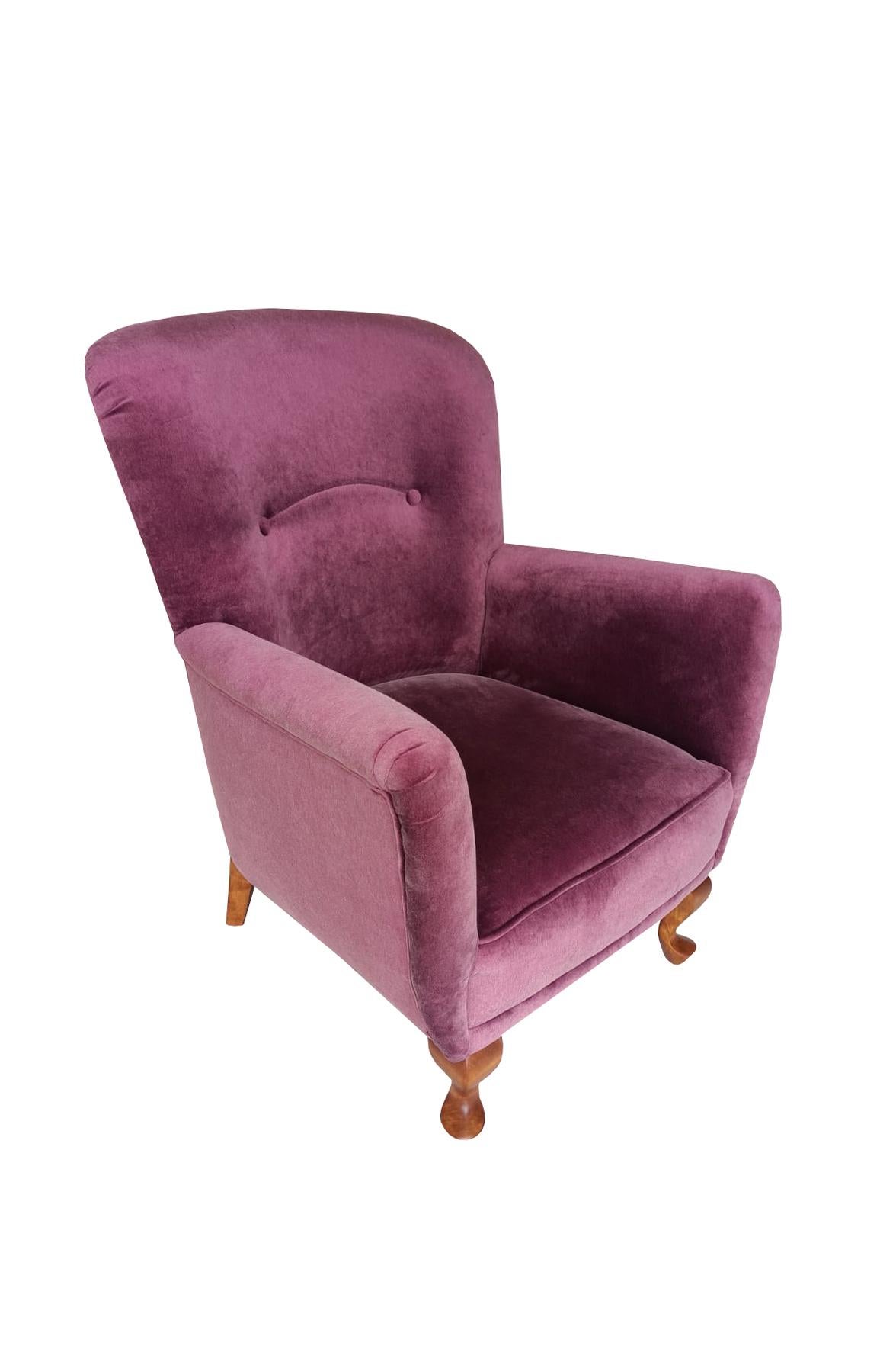 Sehr bequemer Sessel aus den 1960er Jahren. Wahrscheinlich in Frankreich hergestellt. Ein schöner Vertreter des Art déco. Möbel mit einer massiven Konstruktion, haben einen bequemen Sitz auf Federn. Der Sessel wurde komplett geschreinert und neu