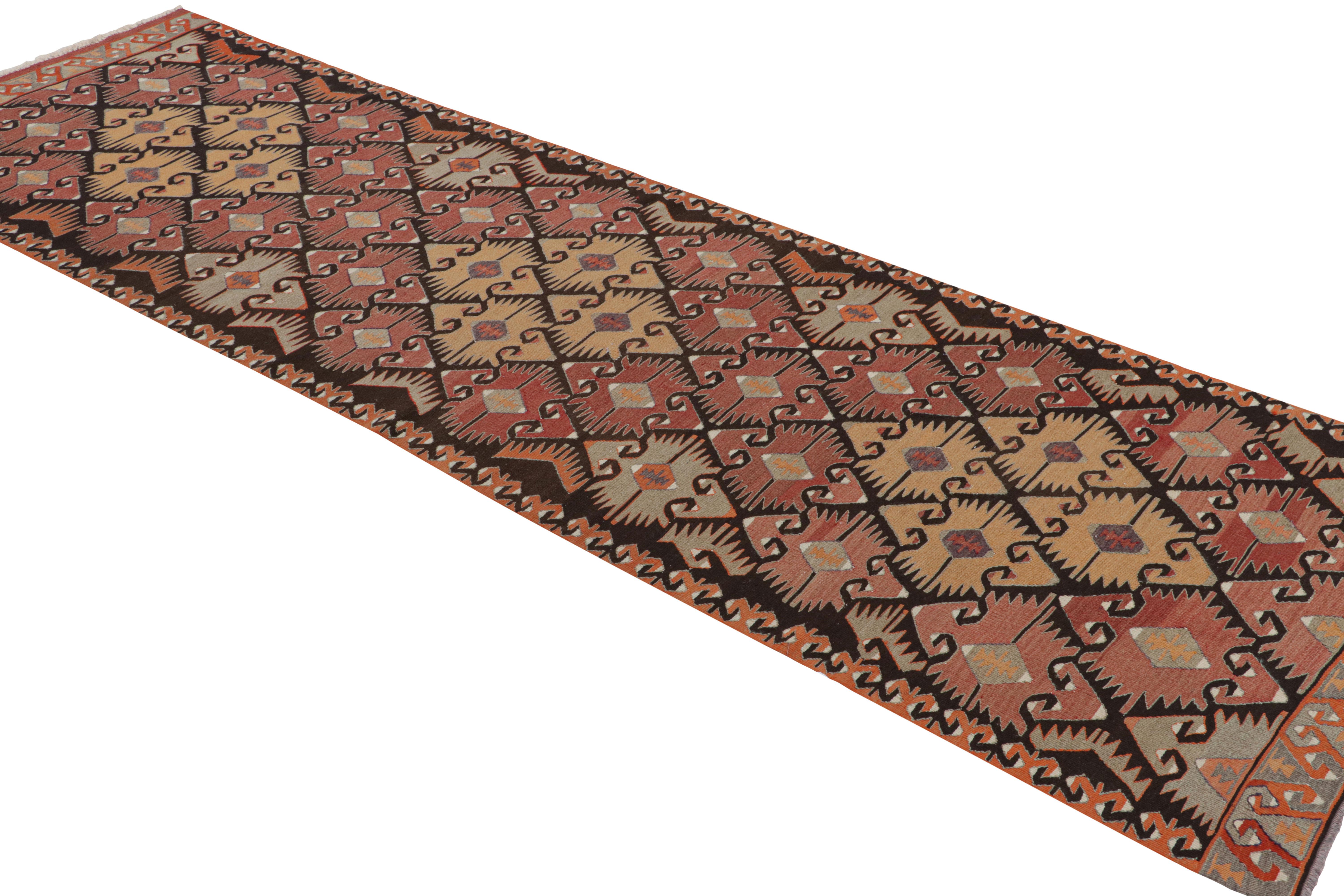 Dieser flachgewebte Teppich aus hochwertiger Wolle, der zwischen 1930 und 1940 in der Türkei hergestellt wurde, befindet sich in einem ausgezeichneten Zustand und weicht auf einzigartige Weise von der traditionellen türkischen Farbgebung ab. Er