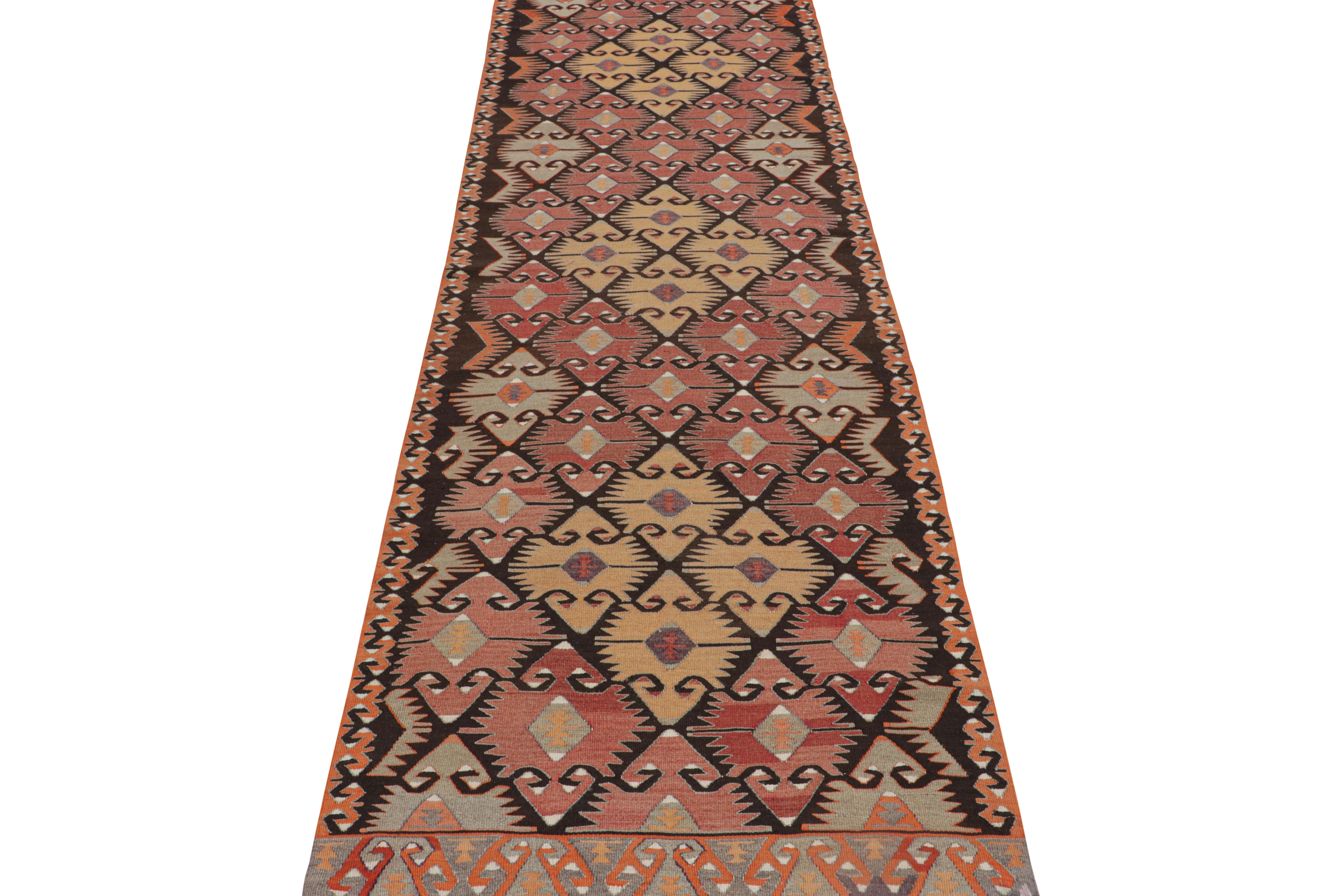 Burgunderroter Woll-Kelim-Teppich mit blauem und gelbem Akzent von Teppich & Kelim (Türkisch) im Angebot