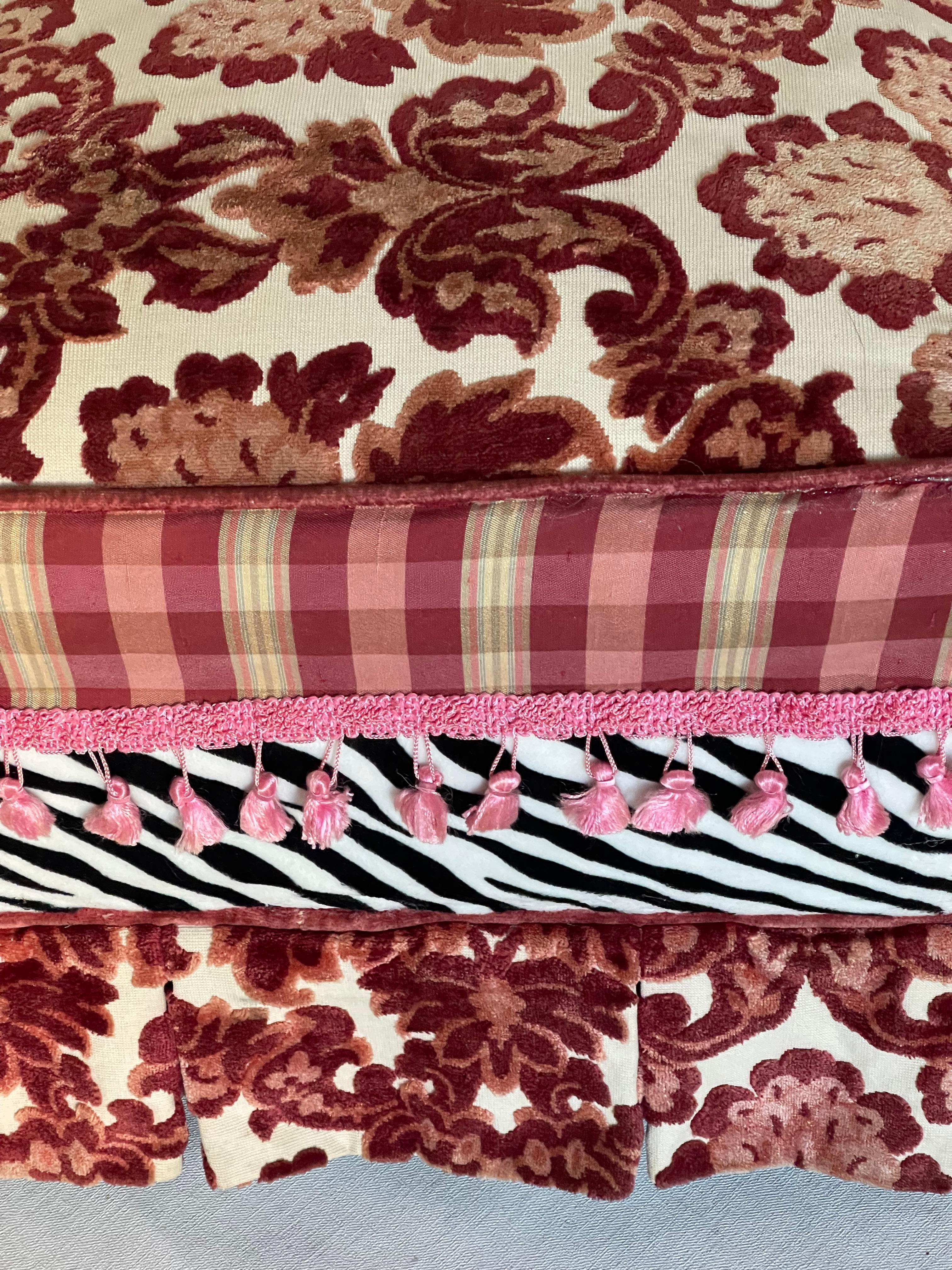 Fin du 20e siècle Vintage By Velours coupé Pouff avec Ftinges en vente