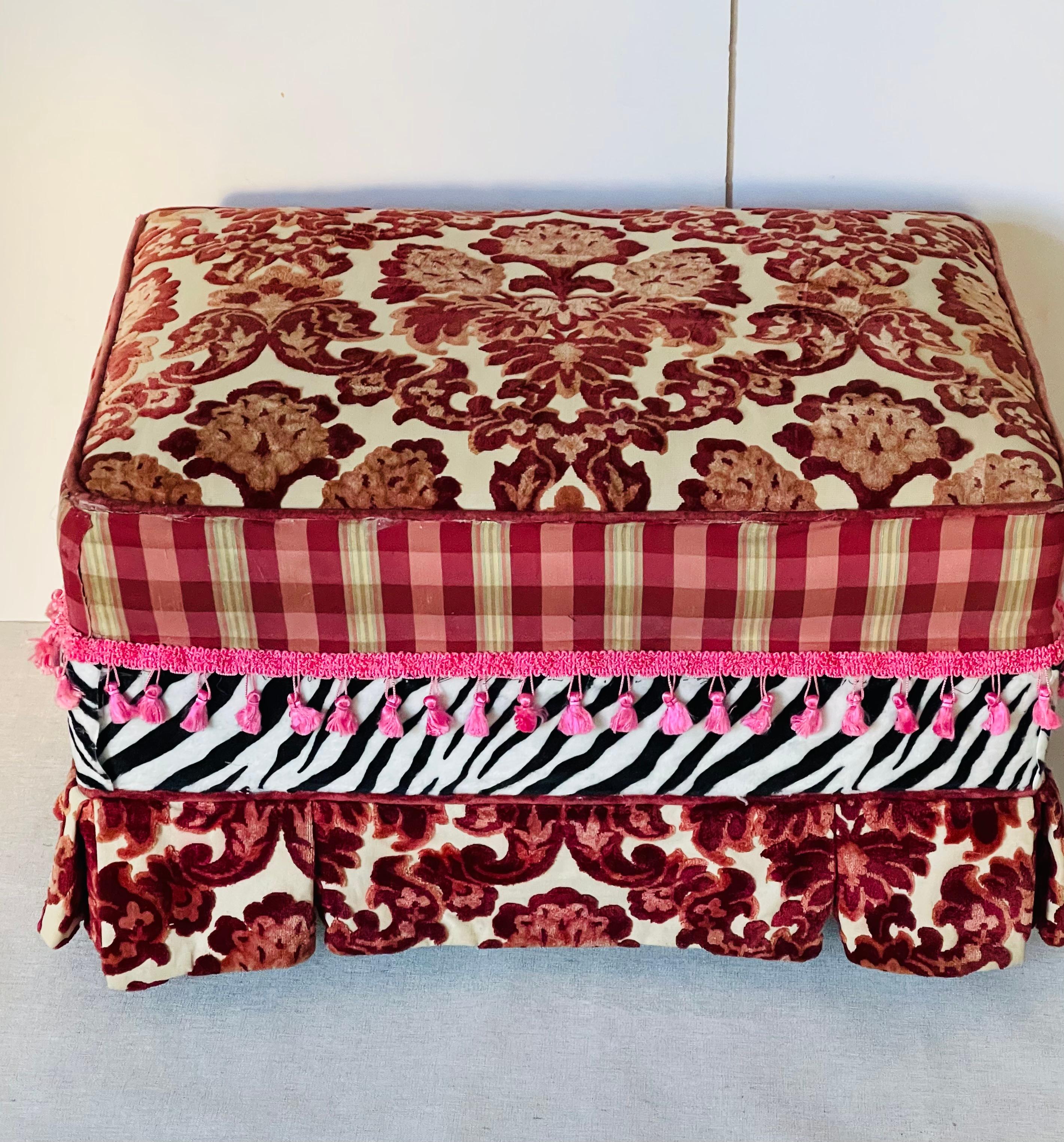 Pouf ottoman vintage en velours coupé bordeaux avec velours zébré et franges roses. Jouet pelucheux squicky Be. Mine