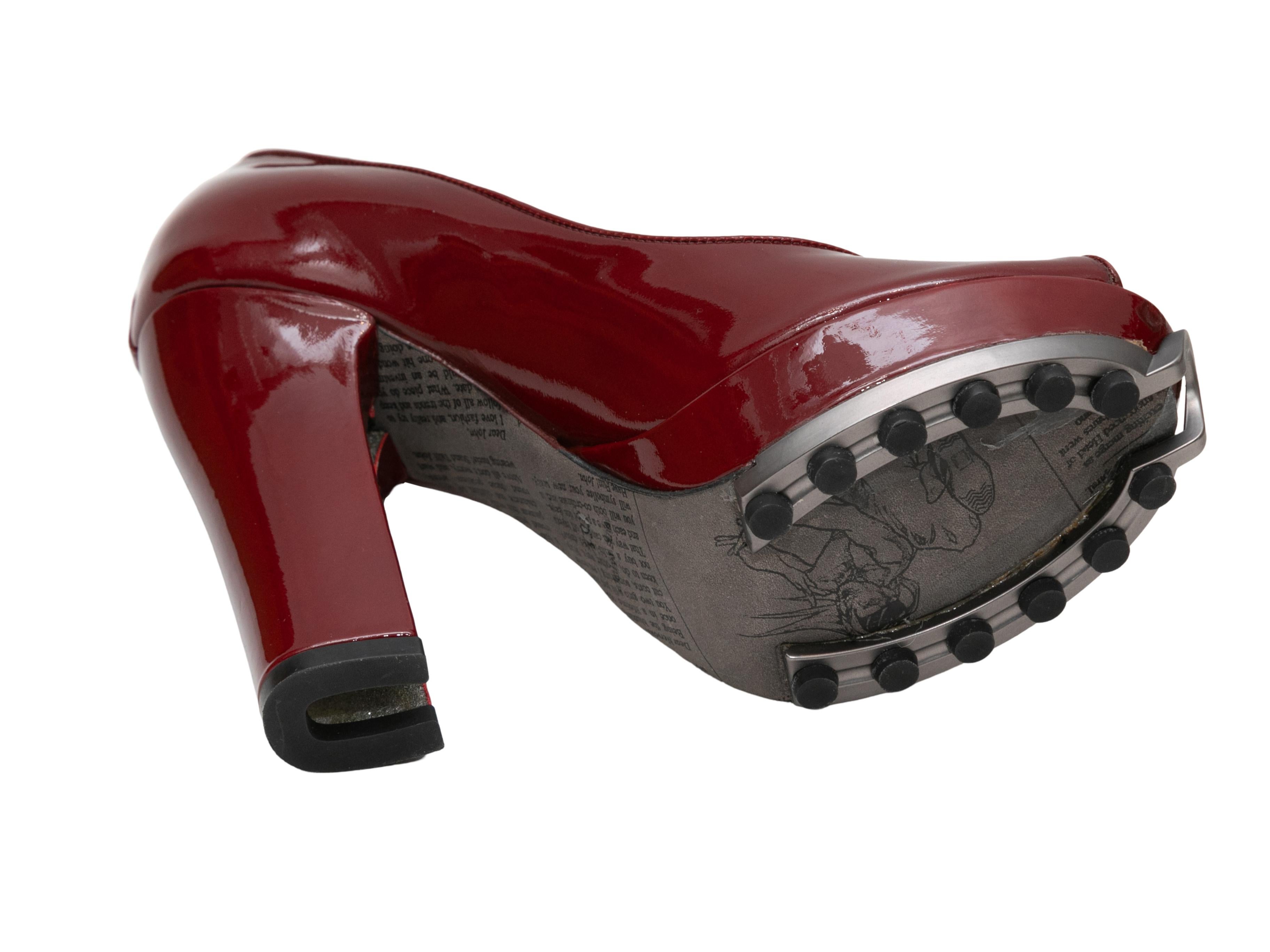 Vintage-Pumps aus bordeauxfarbenem Lackleder von John Galliano mit Zehenkappe. Blockabsätze. 5