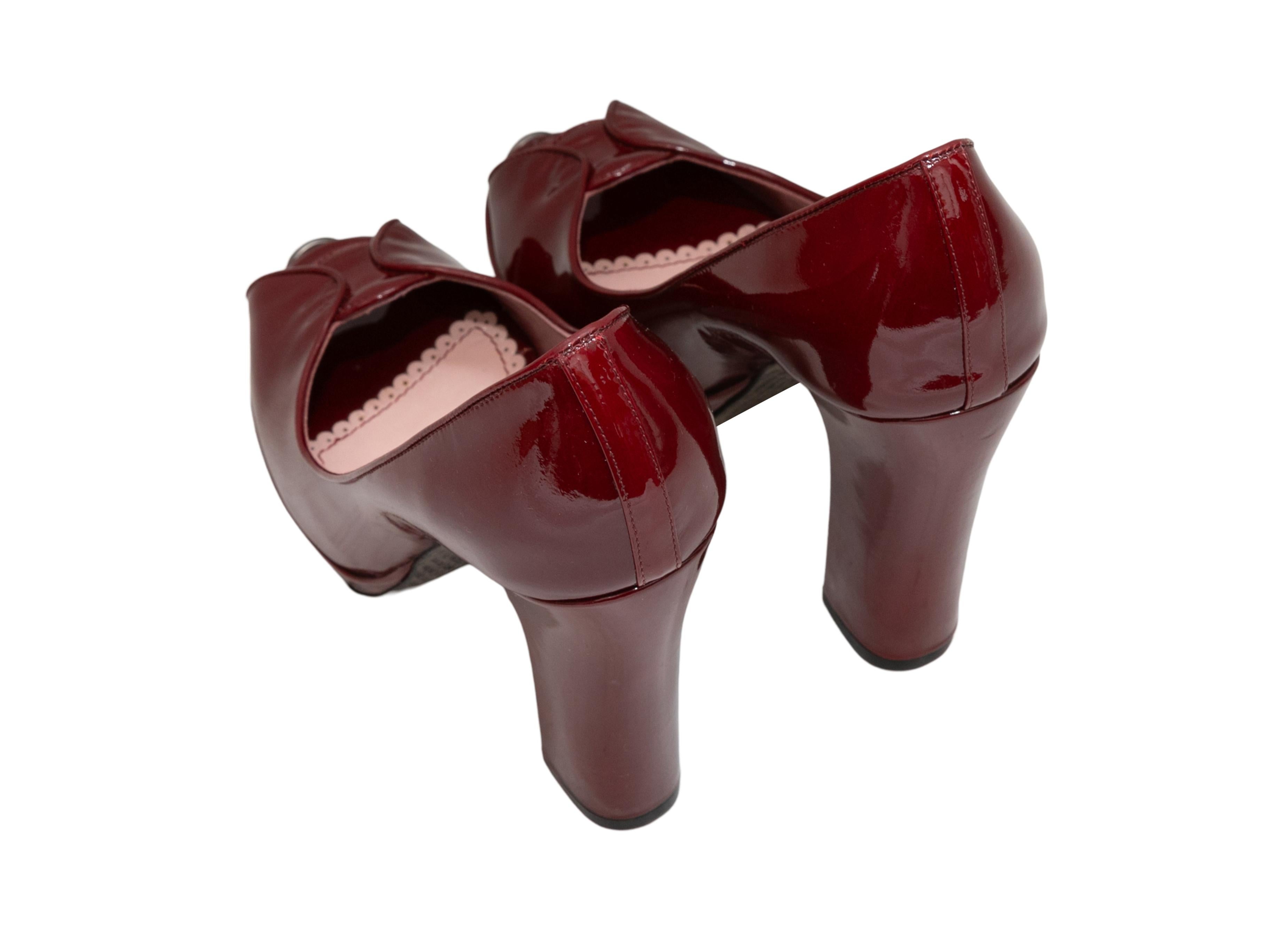 Vintage Burgunderfarbene John Galliano Lack Peep-Toe Pumps Größe 36.5 im Zustand „Gut“ in New York, NY
