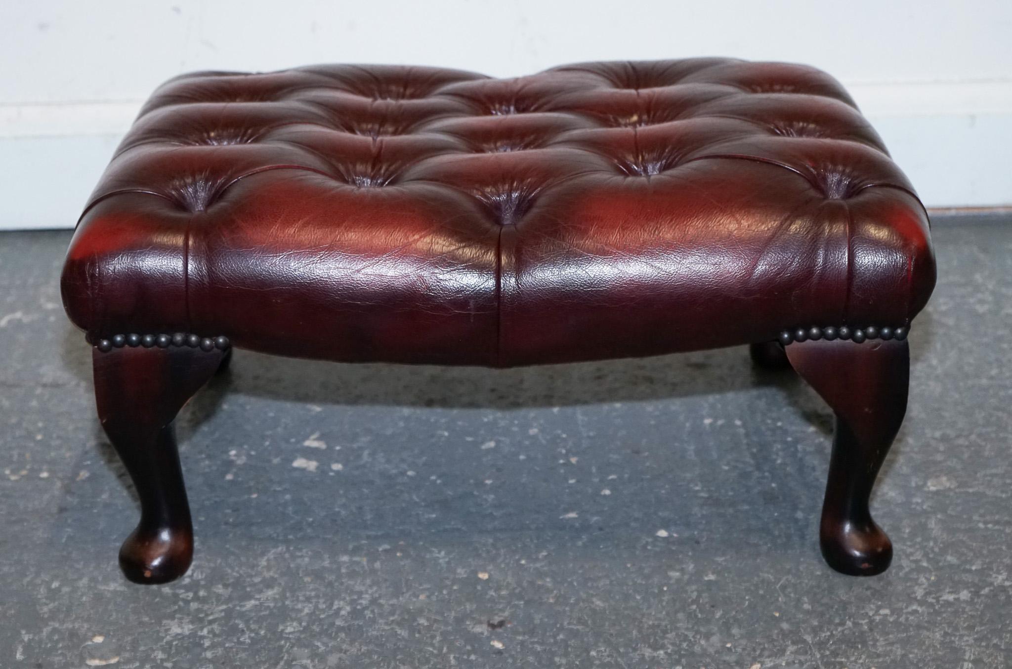 taburete vintage de cuero burdeos con patas de reina anne en venta 3