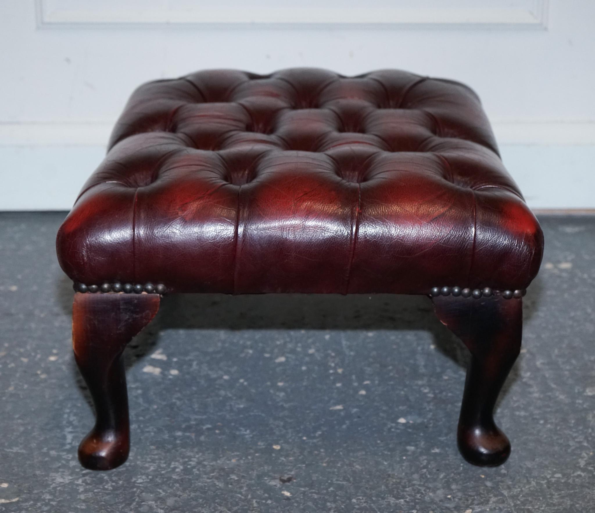 taburete vintage de cuero burdeos con patas de reina anne en venta 4