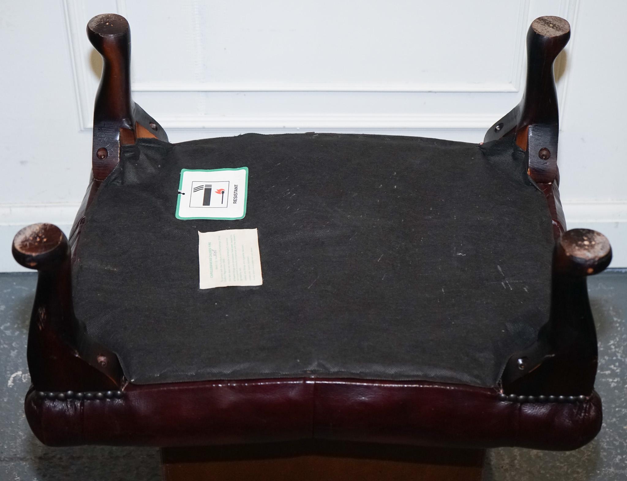 taburete vintage de cuero burdeos con patas de reina anne en venta 5