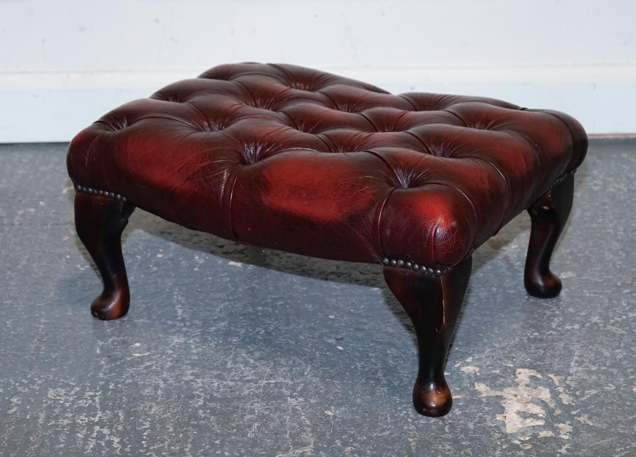 
Nos complace poner a la venta este Reposapiés Chesterfield Vintage de cuero burdeos, con las características patas Queen Anne. 

Esta exquisita pieza combina el diseño clásico con el cuero burdeos intenso, añadiendo un toque lujoso a cualquier
