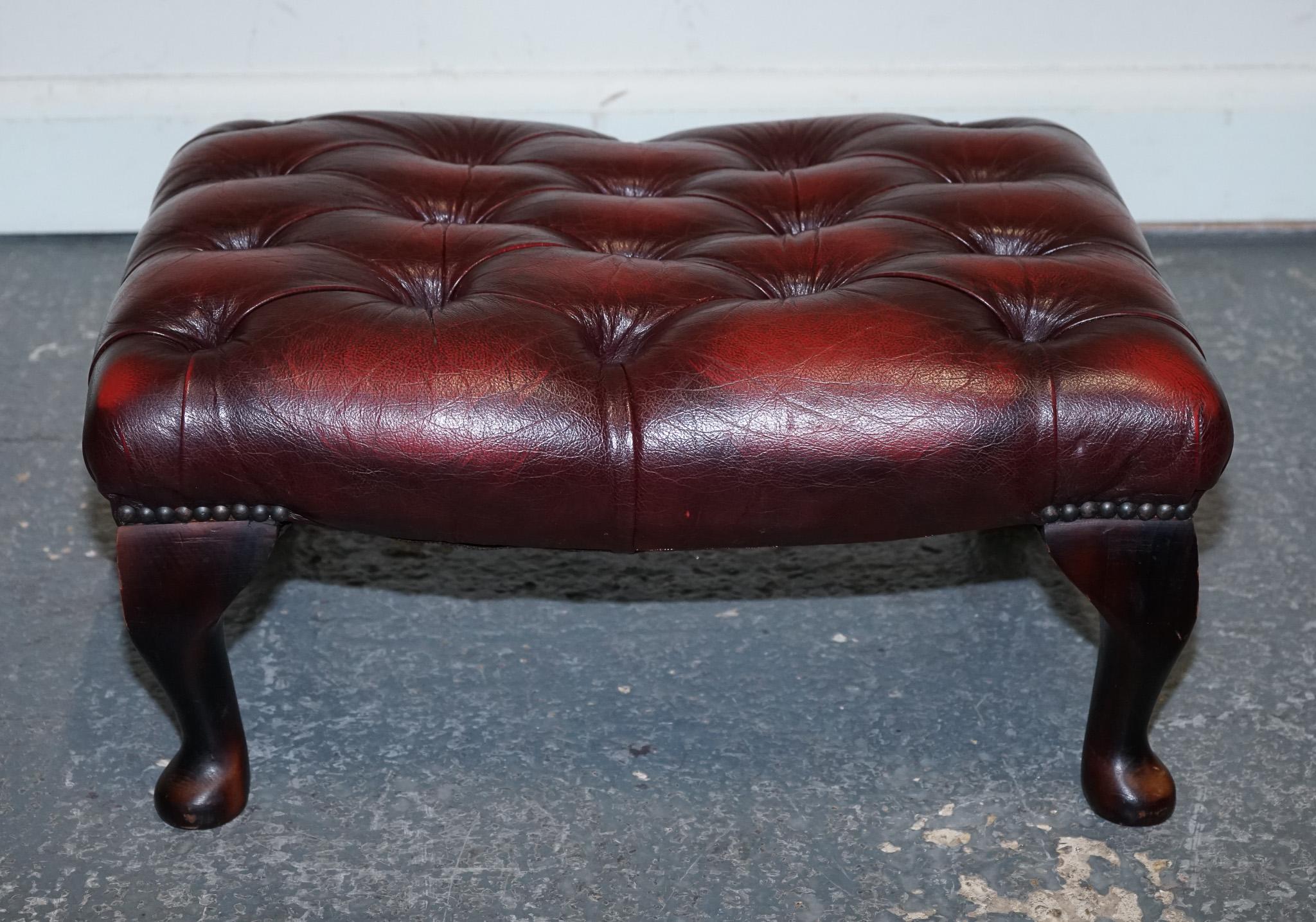 taburete vintage de cuero burdeos con patas de reina anne Británico en venta