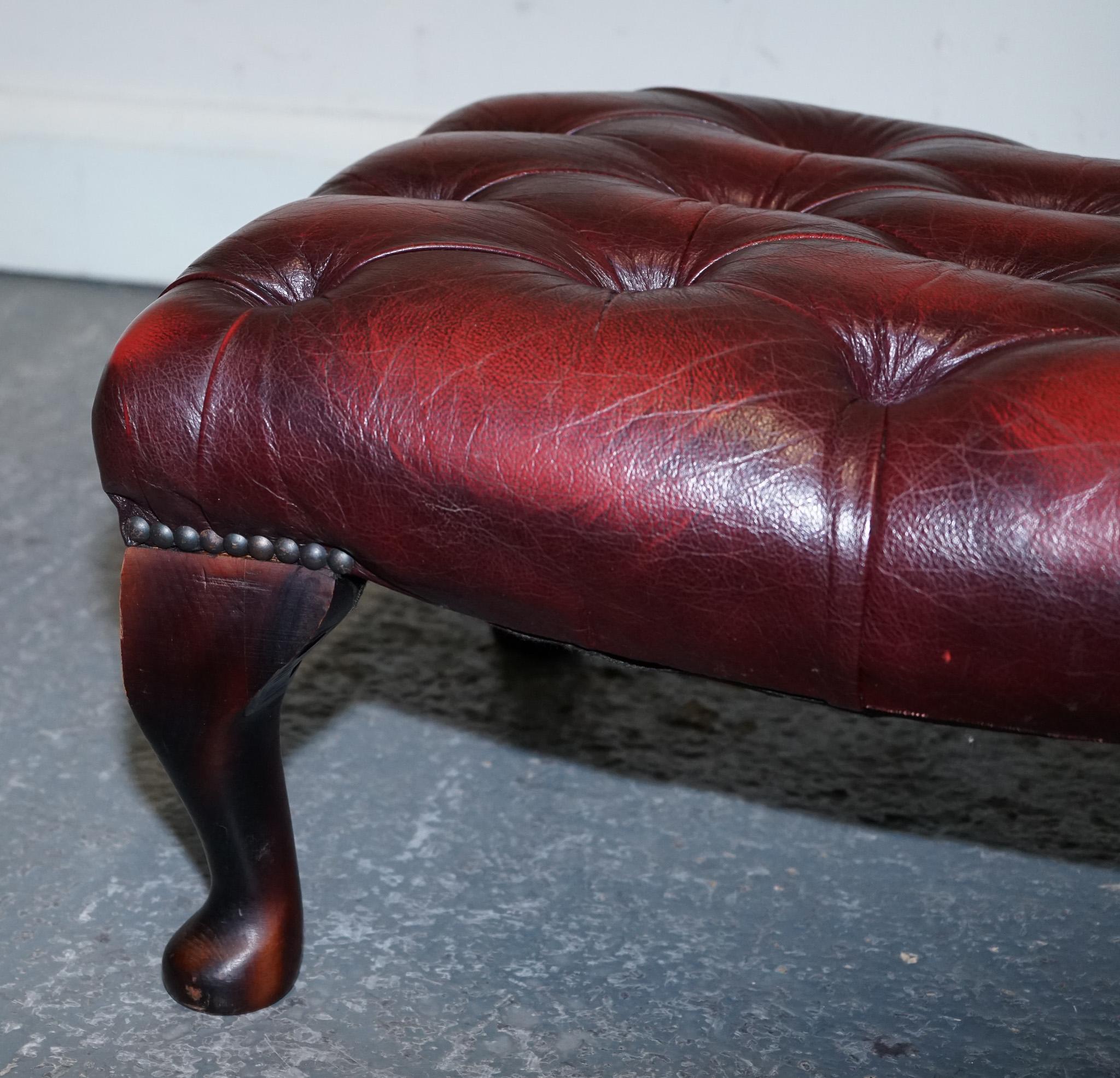 taburete vintage de cuero burdeos con patas de reina anne Hecho a mano en venta
