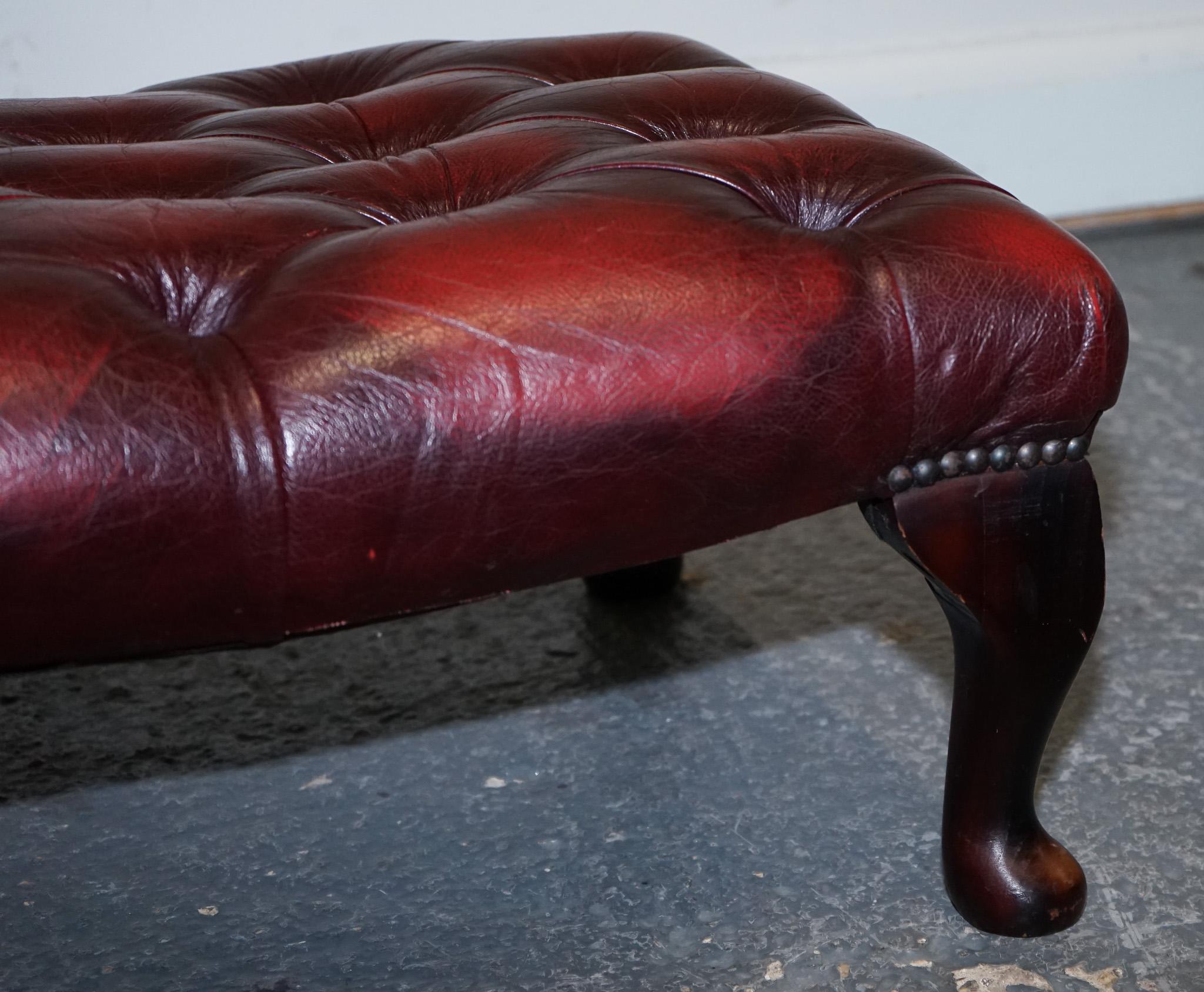taburete vintage de cuero burdeos con patas de reina anne en Bueno estado para la venta en Pulborough, GB