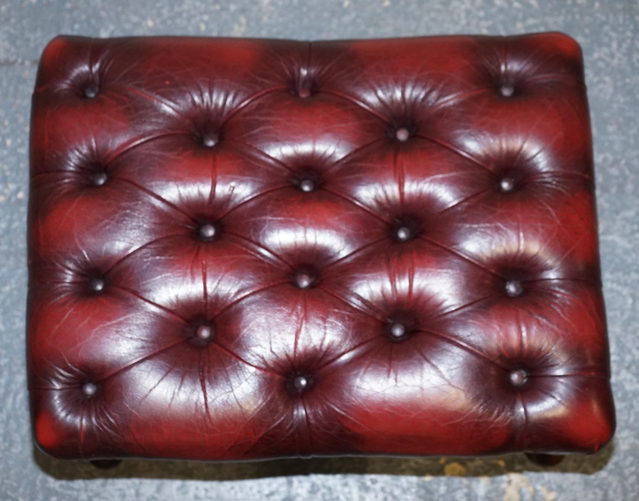 taburete vintage de cuero burdeos con patas de reina anne siglo XX en venta