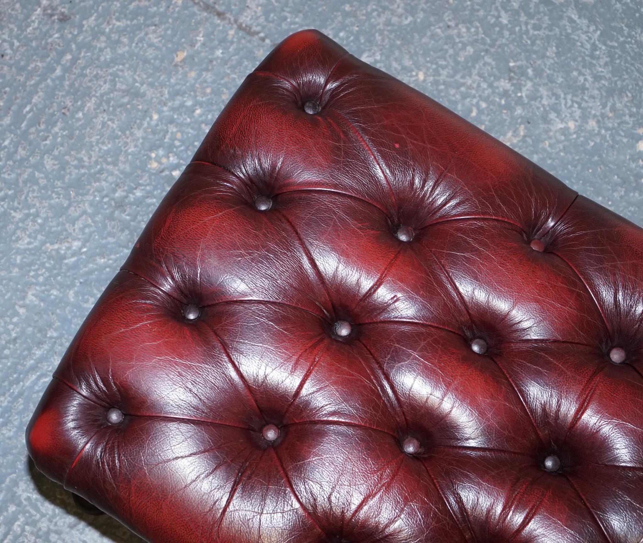 taburete vintage de cuero burdeos con patas de reina anne Cuero en venta