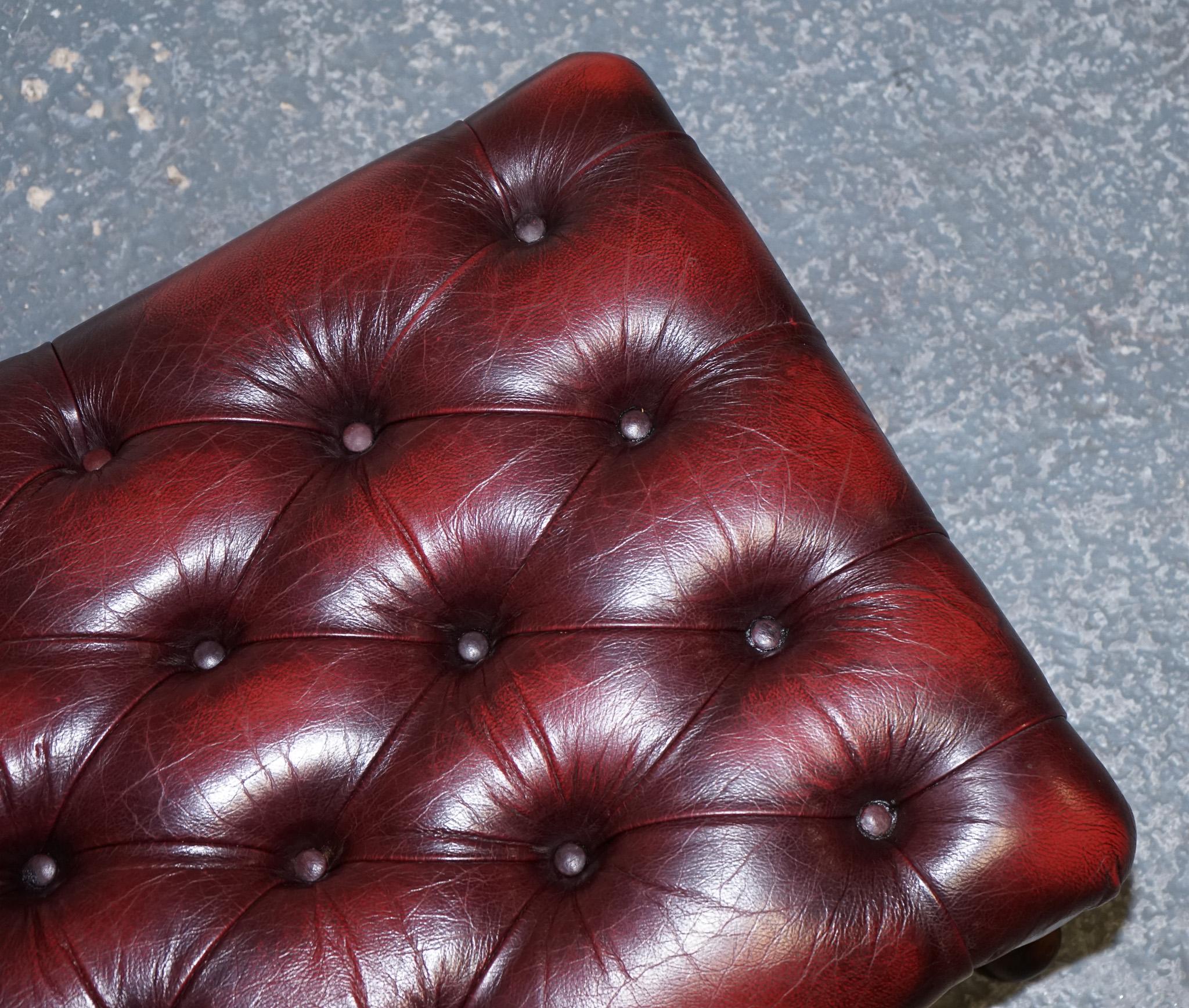 taburete vintage de cuero burdeos con patas de reina anne en venta 1