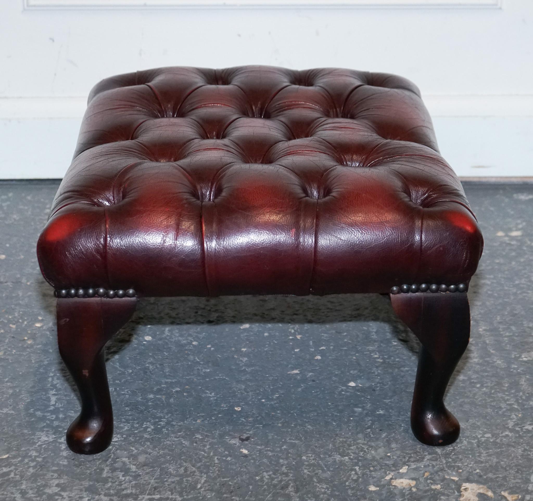 taburete vintage de cuero burdeos con patas de reina anne en venta 2