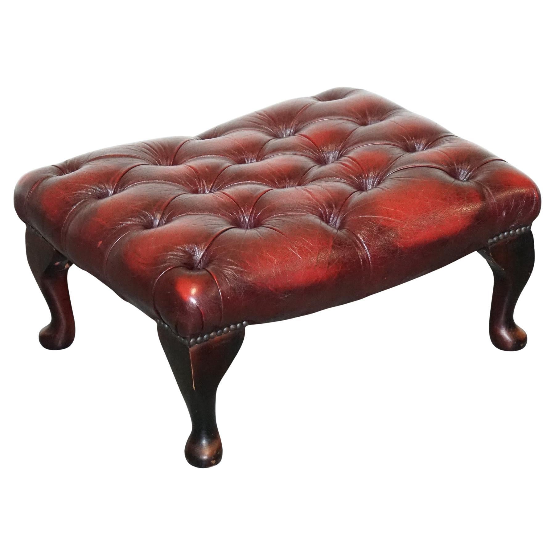 taburete vintage de cuero burdeos con patas de reina anne