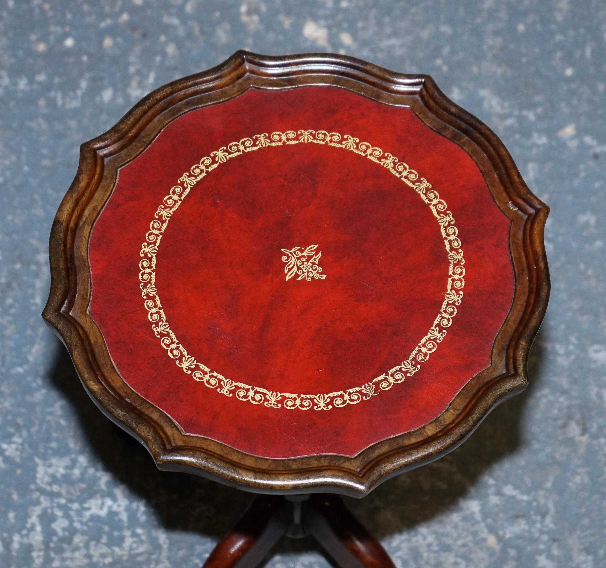 TABLE OCCASiONALE VINTAGE EN CUIR BURGUNDY ÉMBOSÉ À L'INTÉRIEUR OR À L'INTÉRIEUR WINE LAMP en vente 3