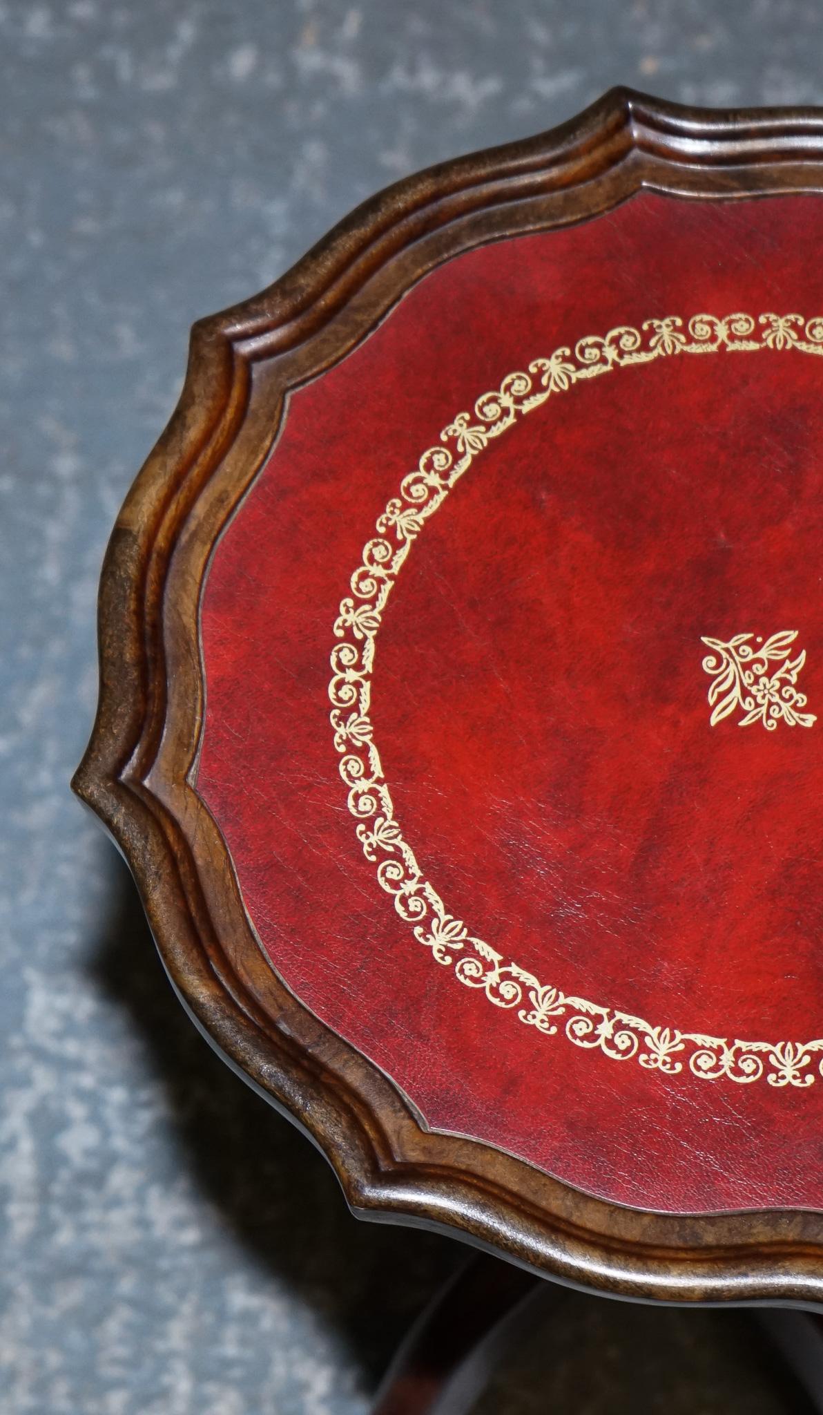 TABLE OCCASiONALE VINTAGE EN CUIR BURGUNDY ÉMBOSÉ À L'INTÉRIEUR OR À L'INTÉRIEUR WINE LAMP en vente 4