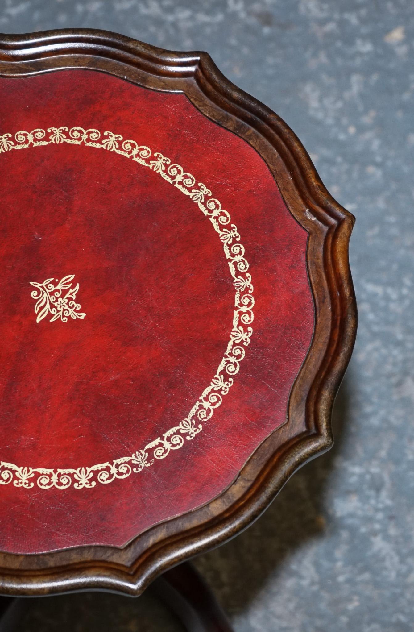 TABLE OCCASiONALE VINTAGE EN CUIR BURGUNDY ÉMBOSÉ À L'INTÉRIEUR OR À L'INTÉRIEUR WINE LAMP en vente 5