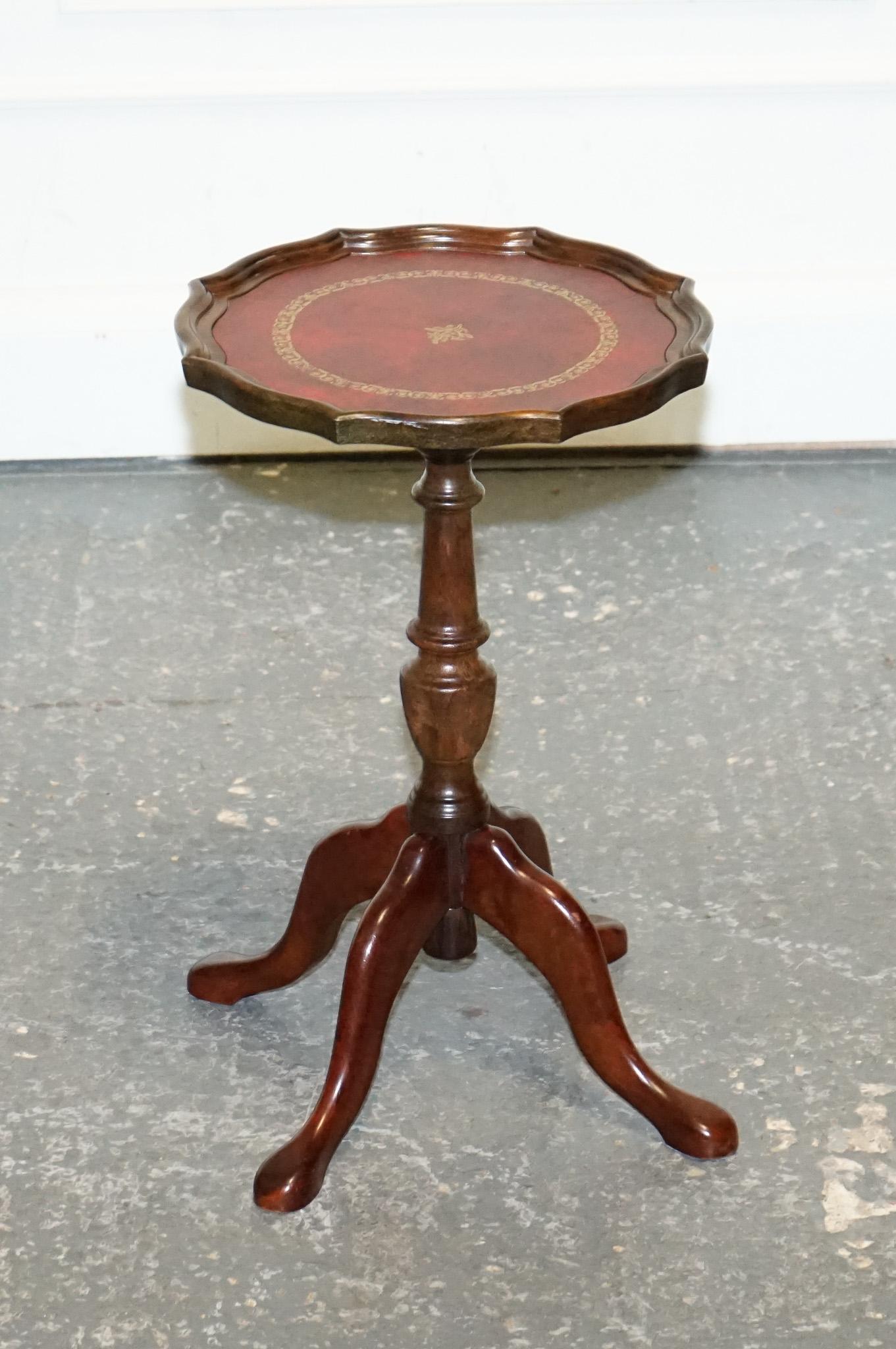 
Nous sommes ravis d'offrir à la vente cette magnifique table d'appoint en cuir Burdundy. 
 
Veuillez examiner attentivement les photos pour vous rendre compte de leur état avant d'acheter, car elles font partie de la description. Si vous avez des