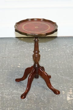 VINTAGE BURGUNDY LEATHER GOLD EMBOSSED SIDE END WINE LAMP OCCASiONAL TABLE