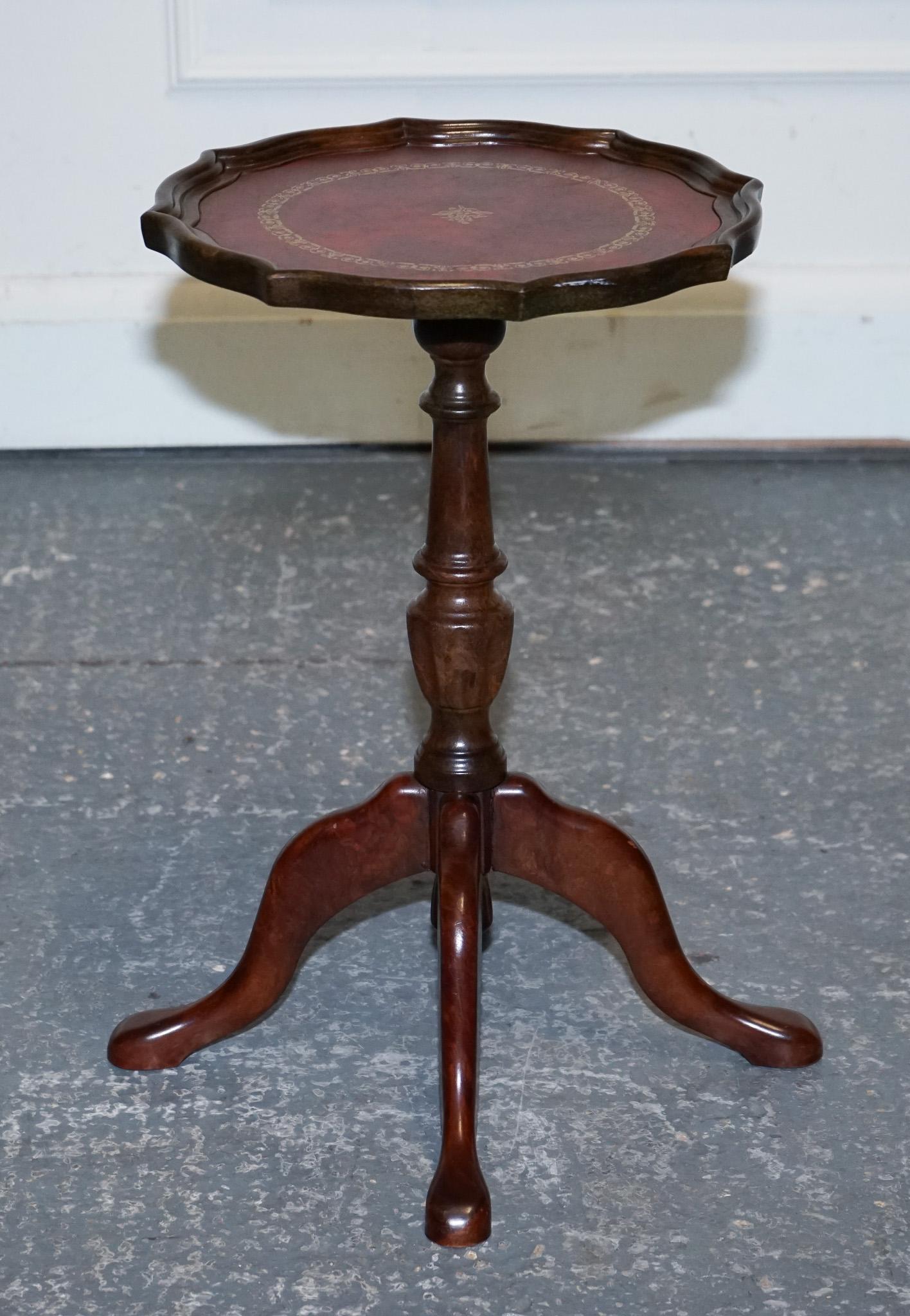 Britannique TABLE OCCASiONALE VINTAGE EN CUIR BURGUNDY ÉMBOSÉ À L'INTÉRIEUR OR À L'INTÉRIEUR WINE LAMP en vente