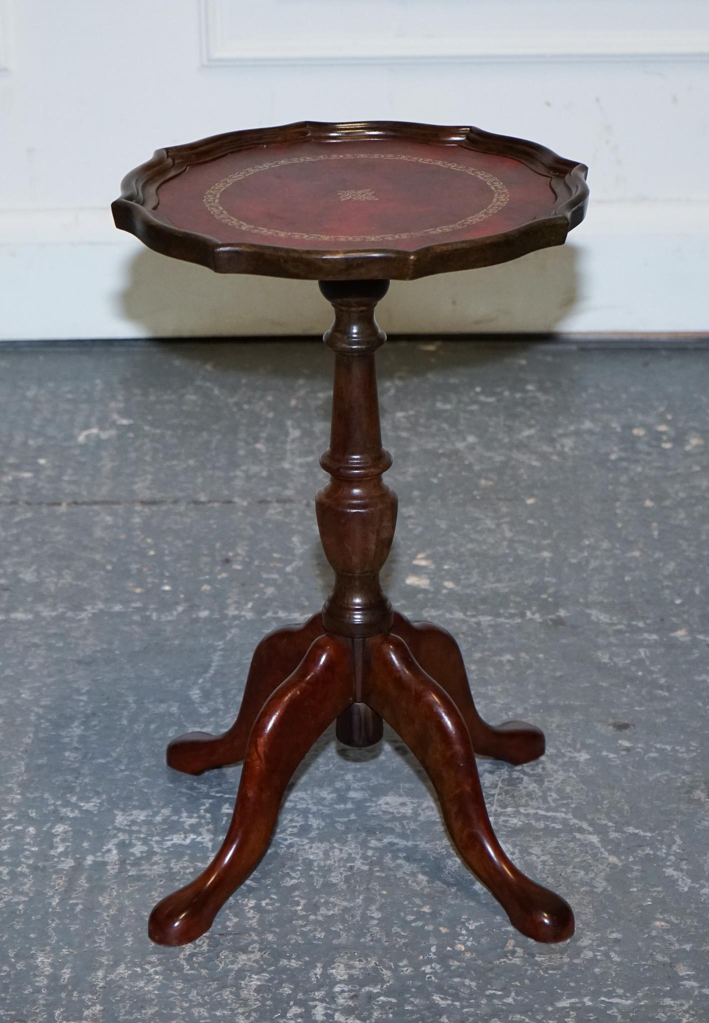 Fait main TABLE OCCASiONALE VINTAGE EN CUIR BURGUNDY ÉMBOSÉ À L'INTÉRIEUR OR À L'INTÉRIEUR WINE LAMP en vente