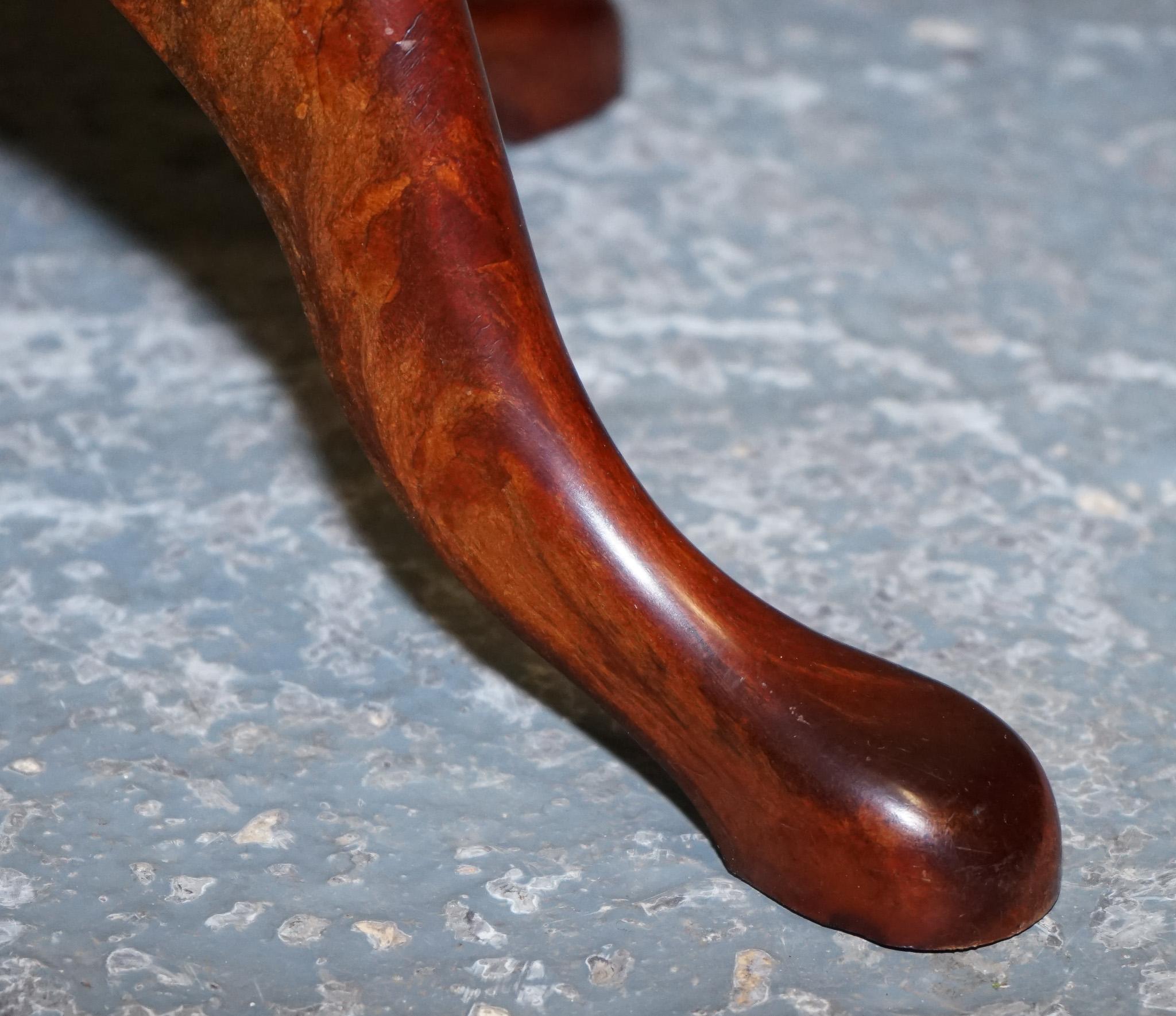 Cuir TABLE OCCASiONALE VINTAGE EN CUIR BURGUNDY ÉMBOSÉ À L'INTÉRIEUR OR À L'INTÉRIEUR WINE LAMP en vente