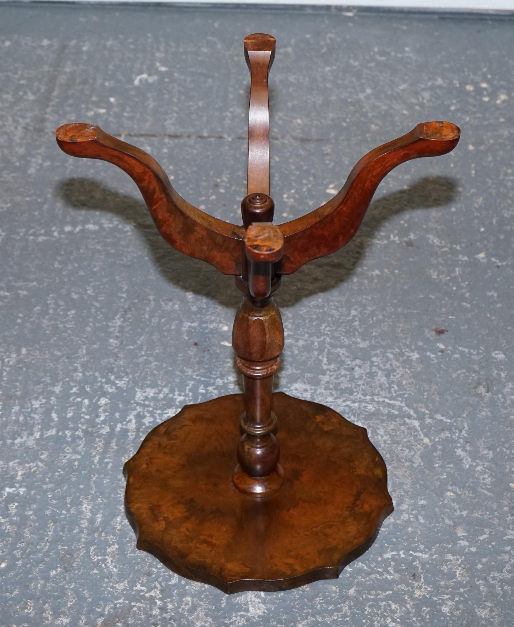 TABLE OCCASiONALE VINTAGE EN CUIR BURGUNDY ÉMBOSÉ À L'INTÉRIEUR OR À L'INTÉRIEUR WINE LAMP en vente 1