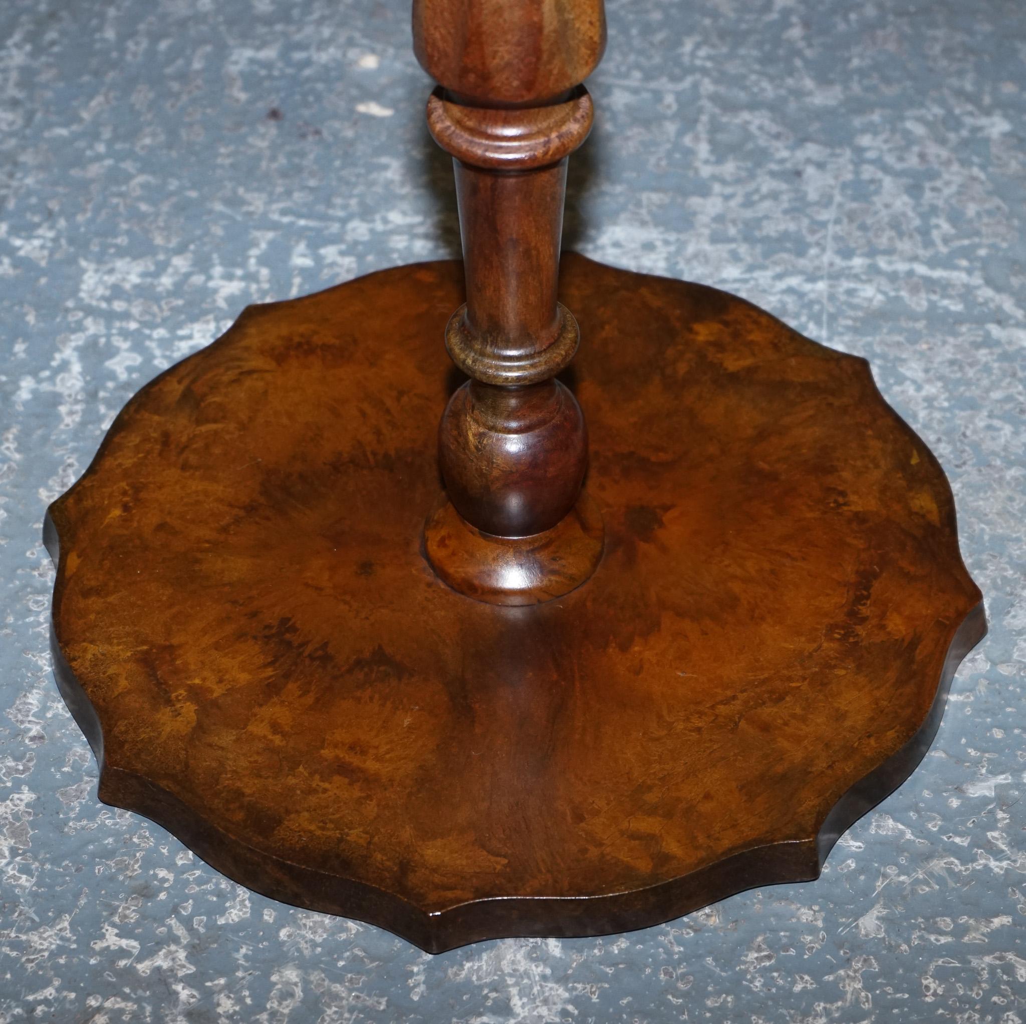 TABLE OCCASiONALE VINTAGE EN CUIR BURGUNDY ÉMBOSÉ À L'INTÉRIEUR OR À L'INTÉRIEUR WINE LAMP en vente 2