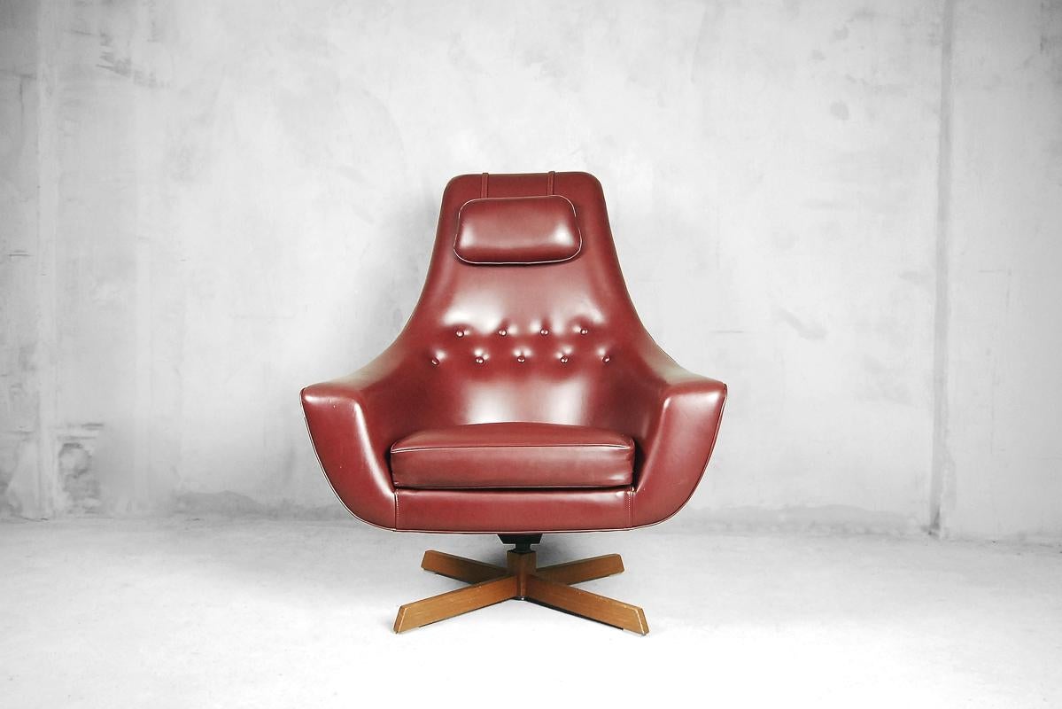 Vintage Burgundy Swedish Egg Chair with Ottoman by S. M. Wincrantz, 1970s In Good Condition For Sale In Warsaw, PL