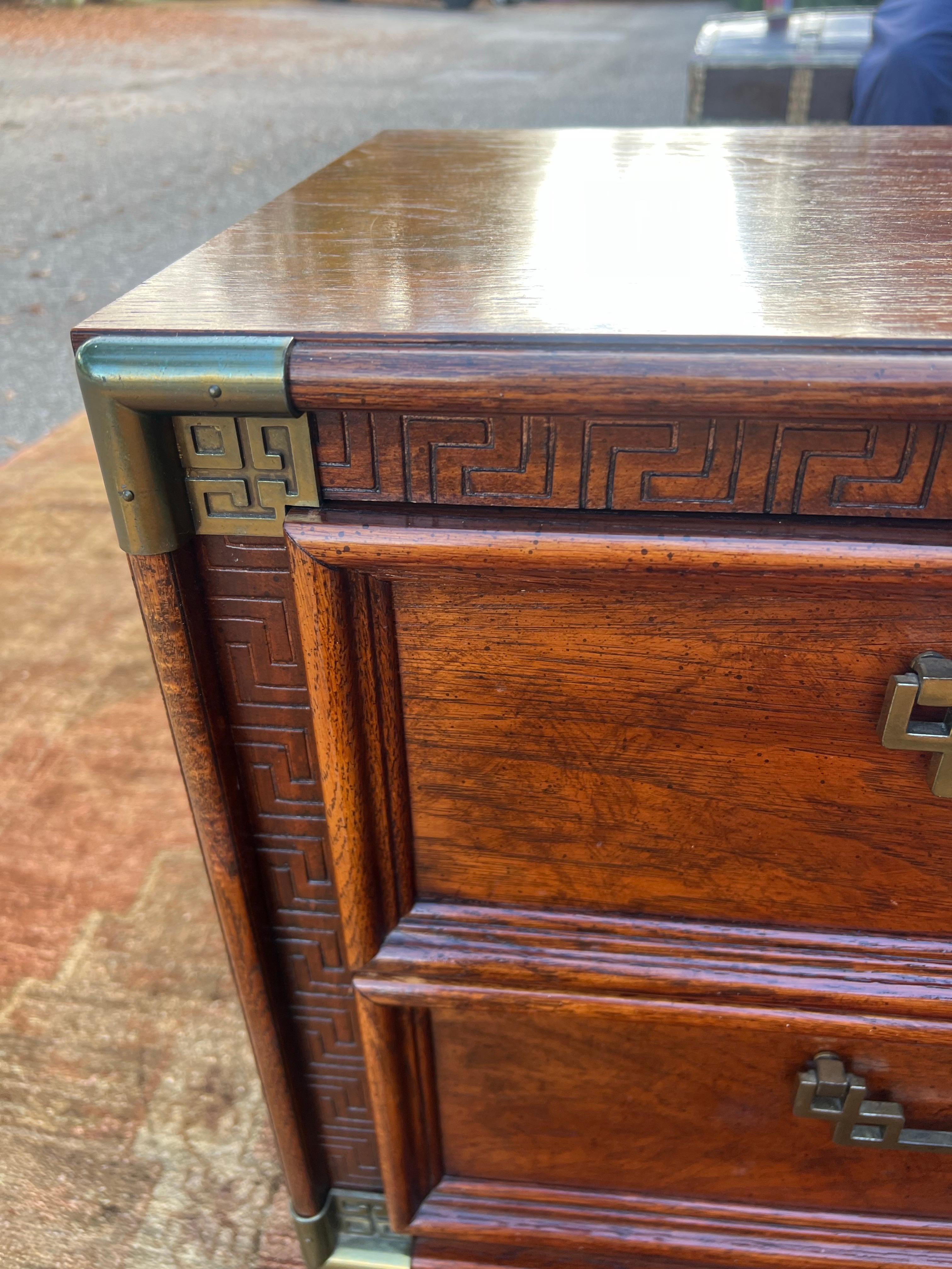 Vintage Burl and Brass Chinoiserie Nightstands - a Pair For Sale 5