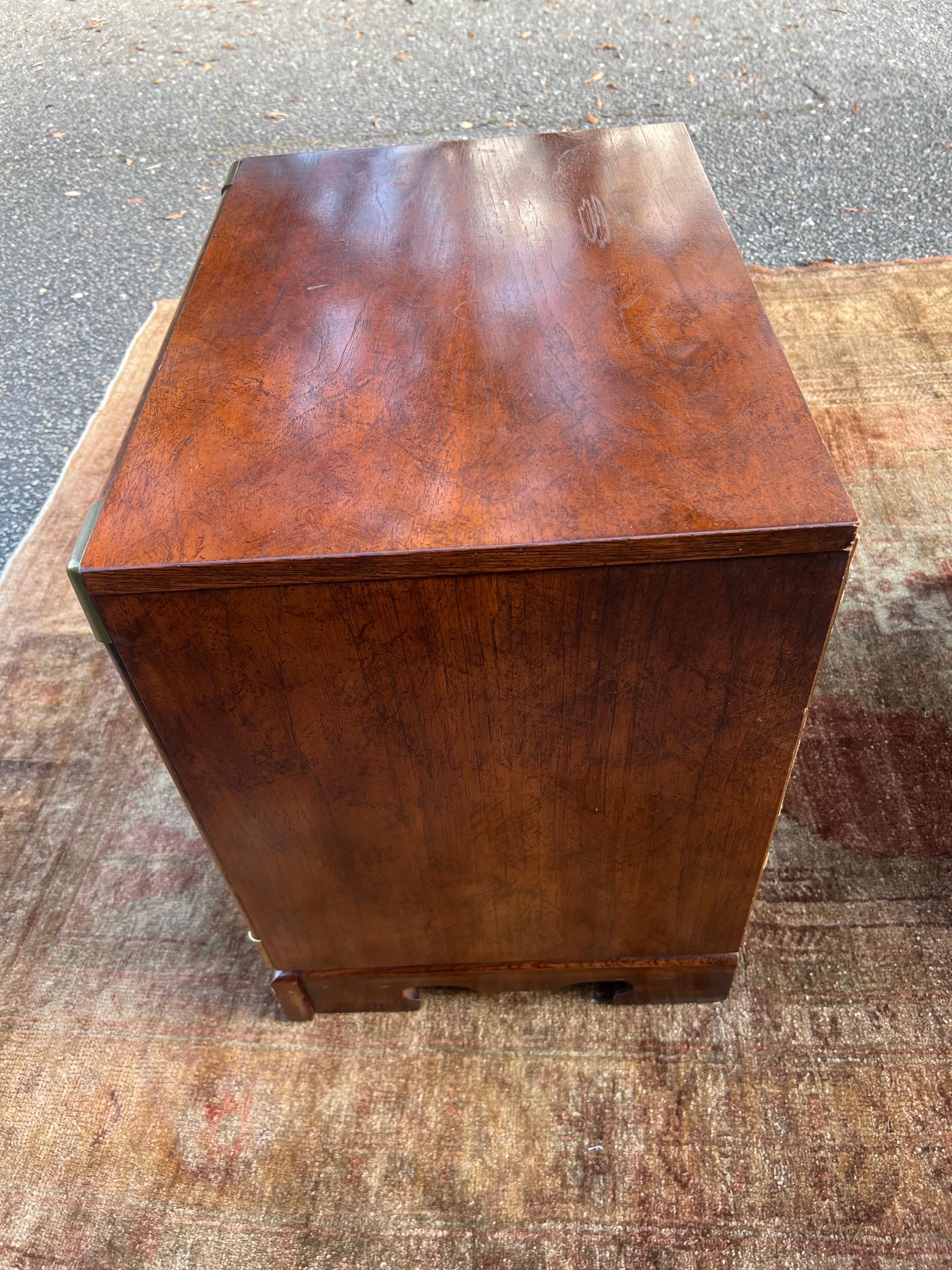 Vintage Burl and Brass Chinoiserie Nightstands - a Pair For Sale 6