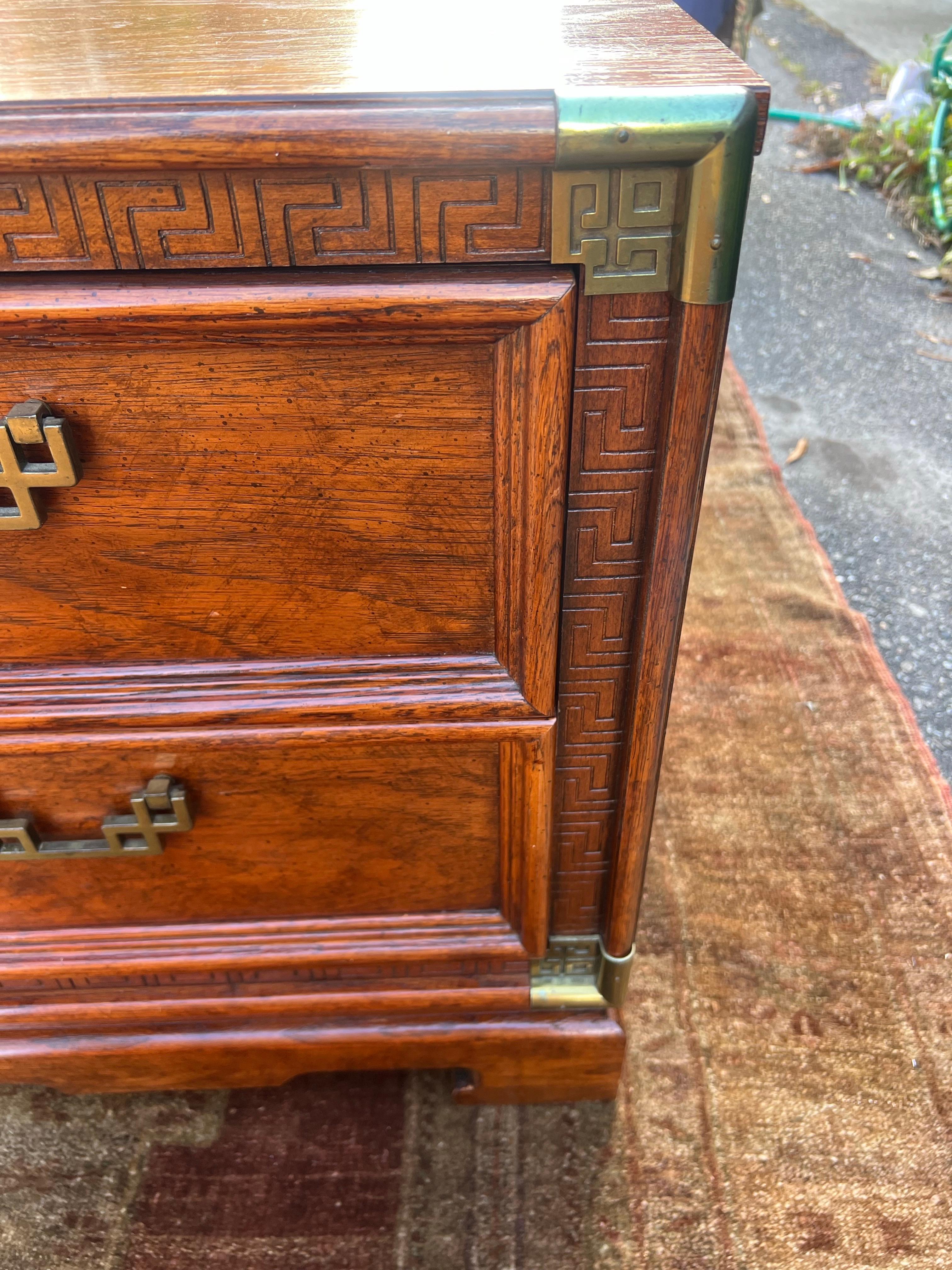 Vintage Burl and Brass Chinoiserie Nightstands - a Pair For Sale 9