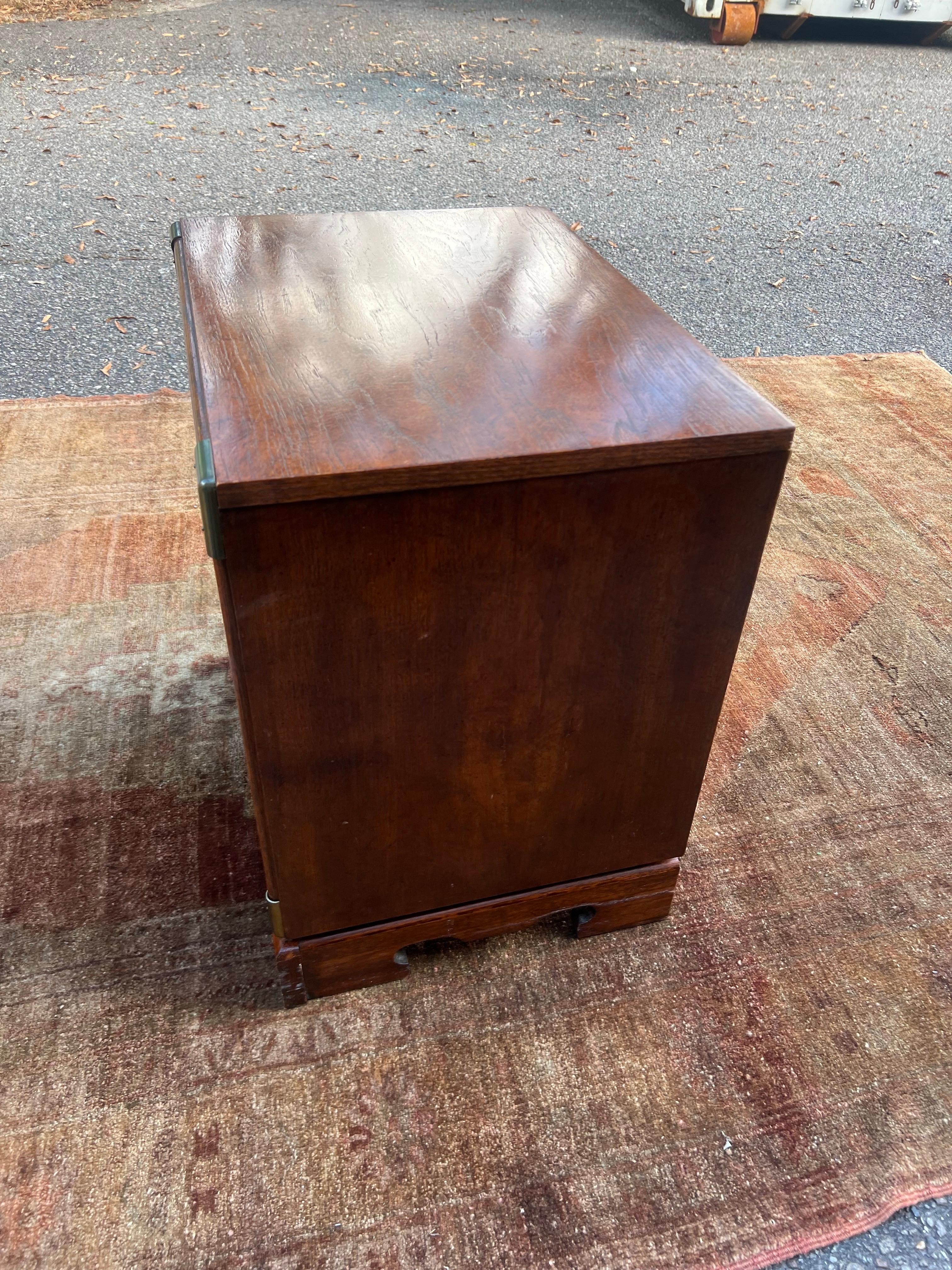 Vintage Burl and Brass Chinoiserie Nightstands - a Pair For Sale 4