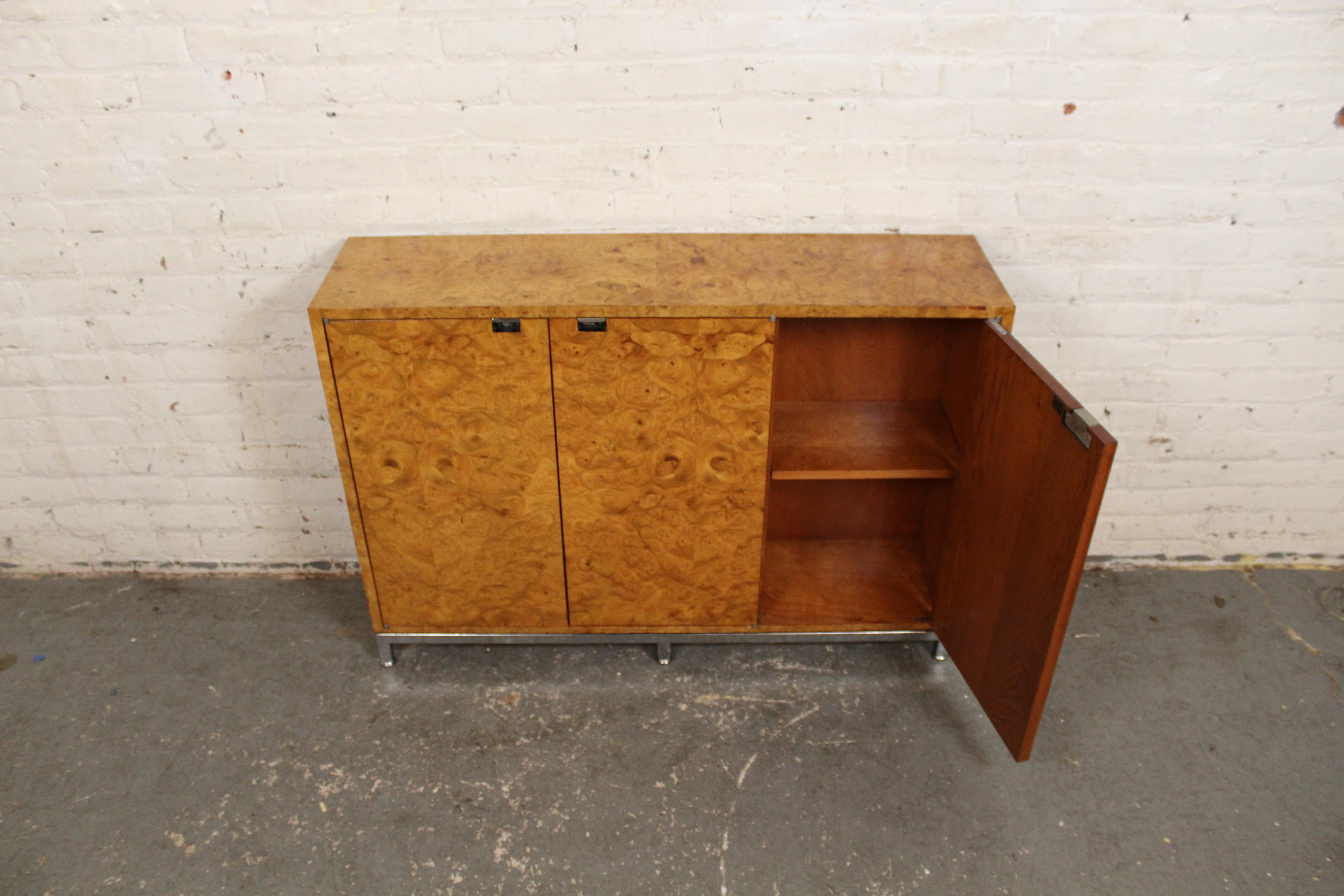 Hallenschrank aus Wurzelholz + Chrom nach Milo Baughman, Vintage (20. Jahrhundert) im Angebot