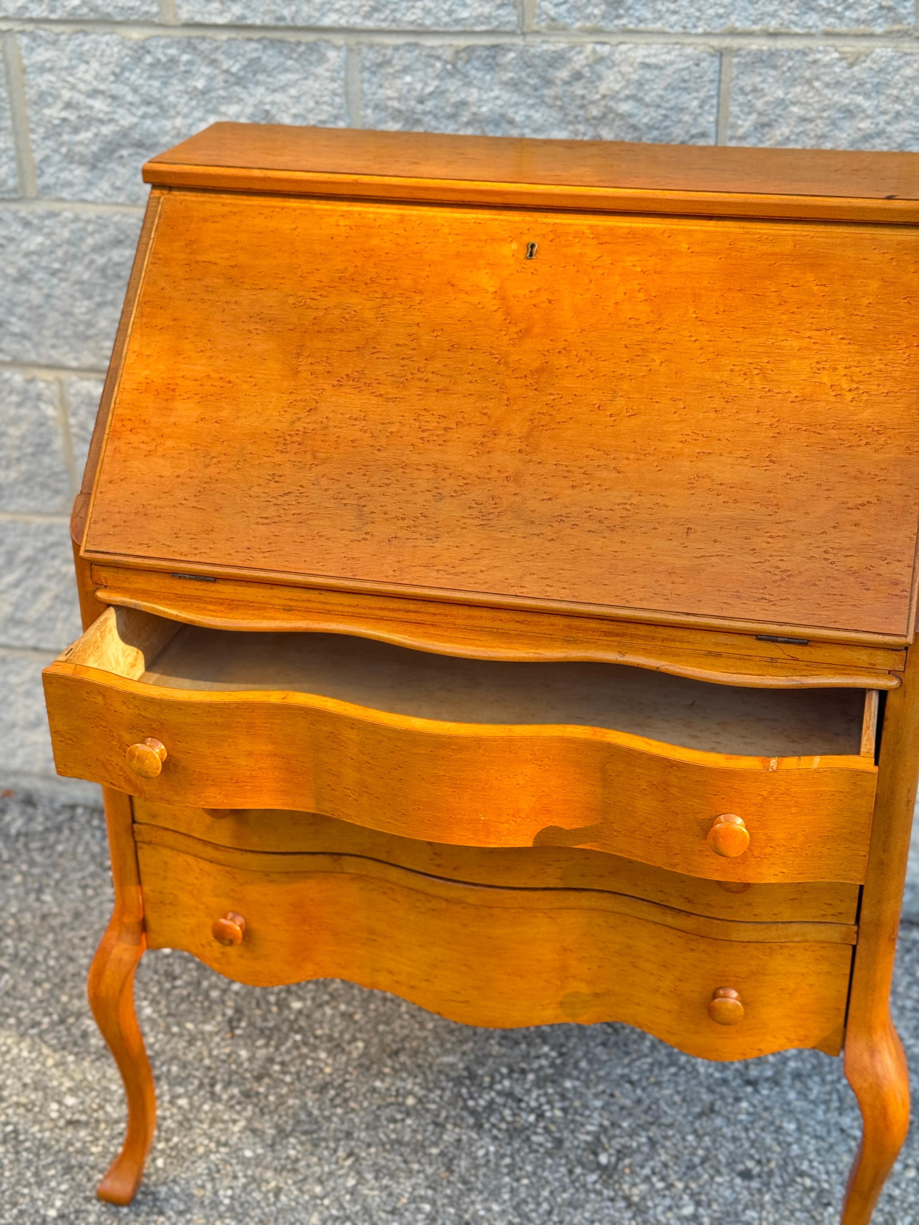 Scrivania a ribalta in radica vintage con sedia in vendita 3