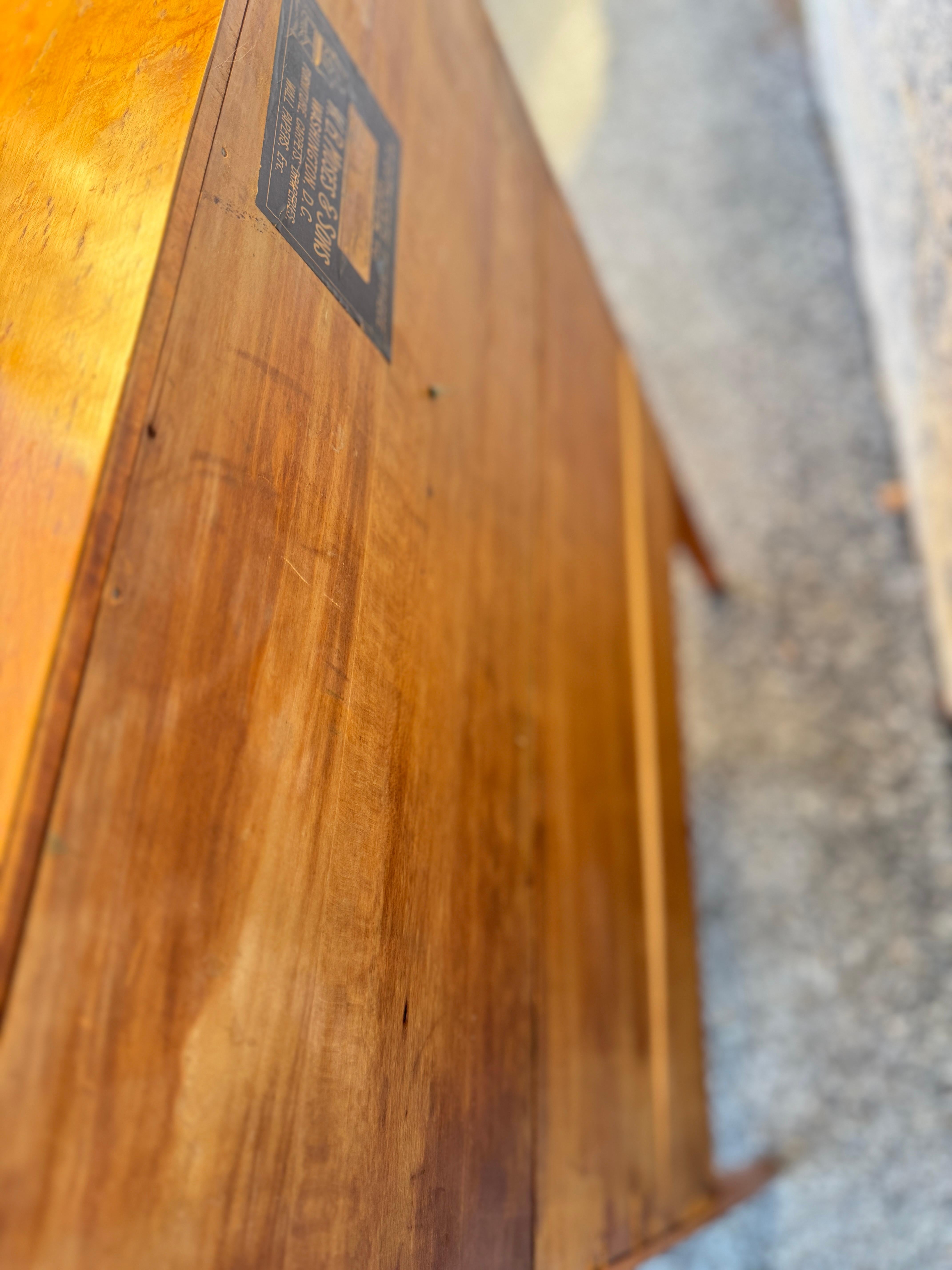 Scrivania a ribalta in radica vintage con sedia in vendita 6