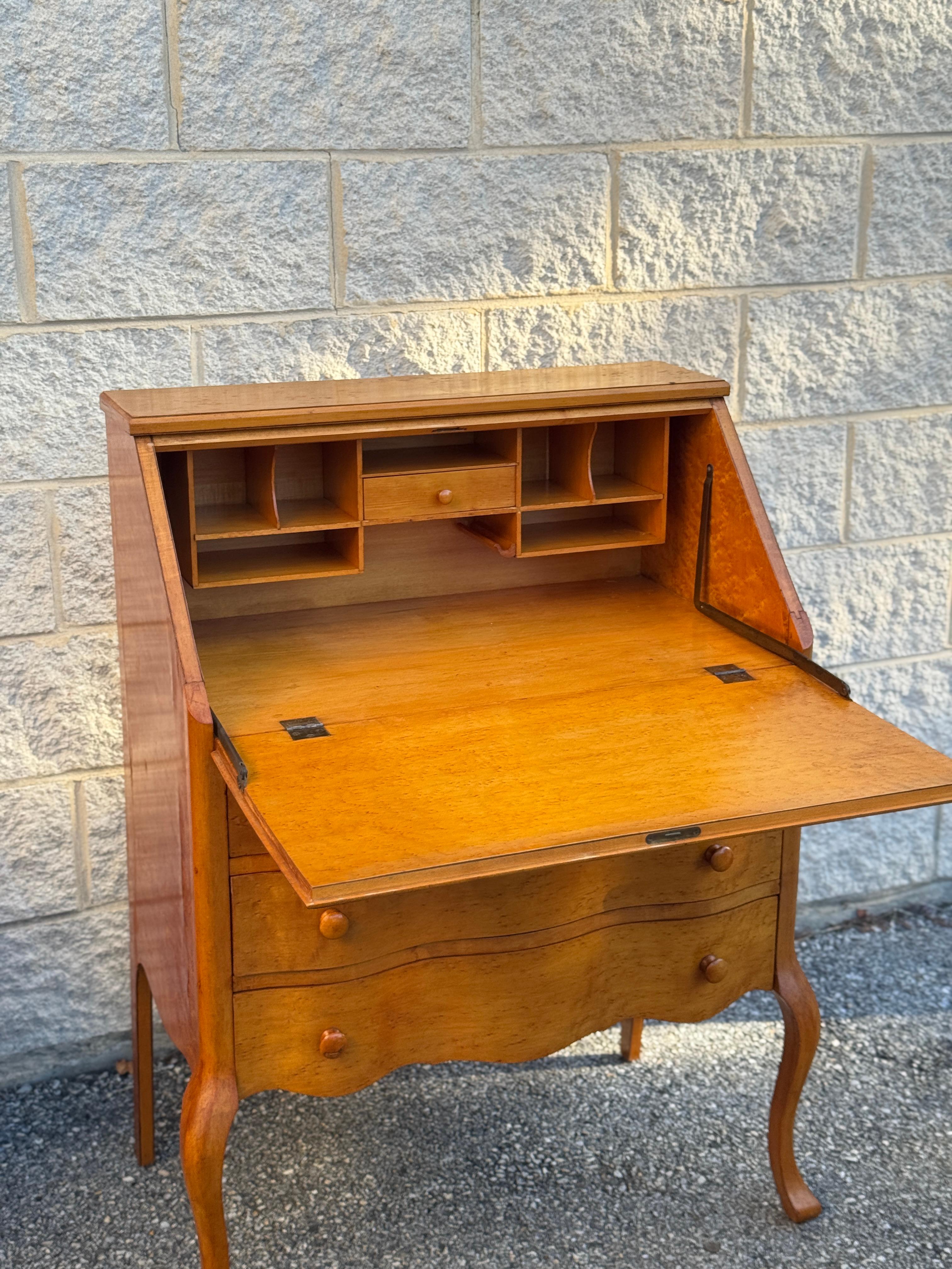 Scrivania a ribalta in radica vintage con sedia in vendita 7