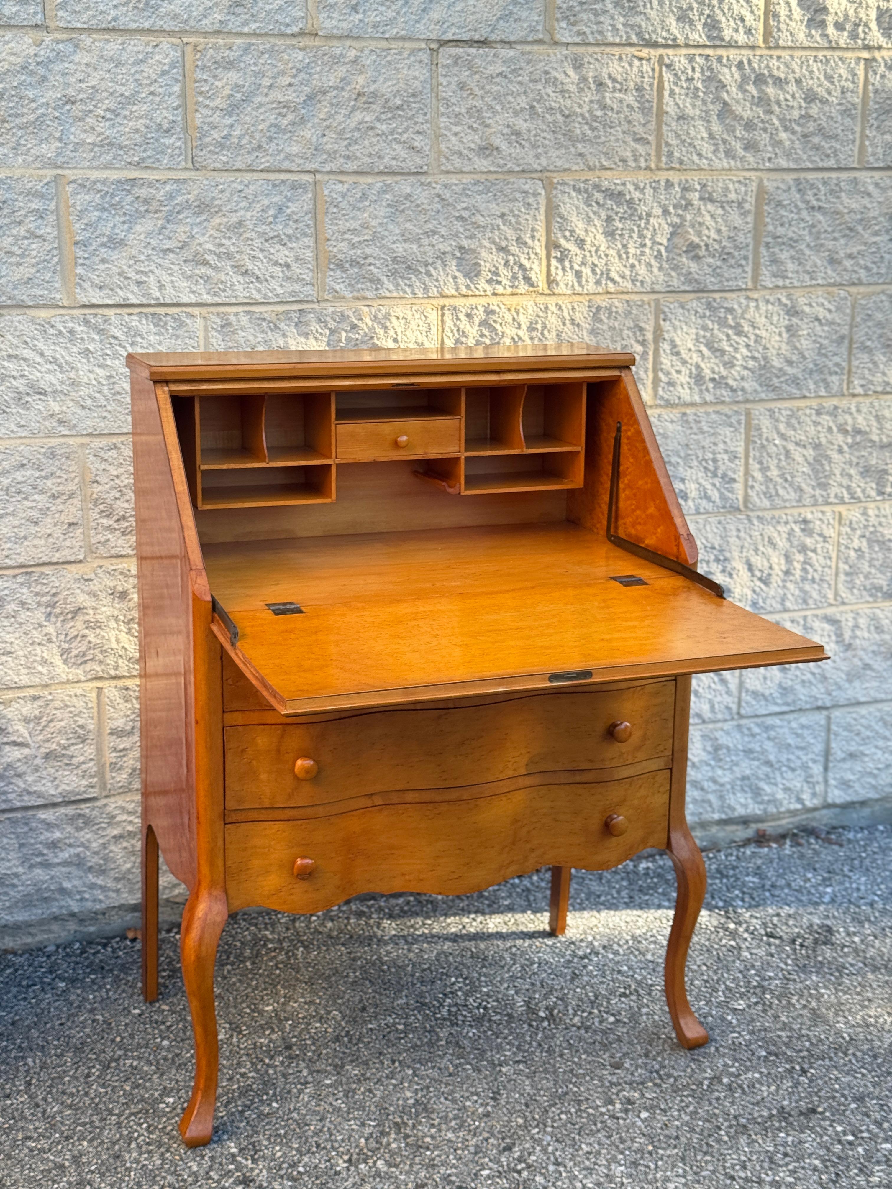 Scrivania a ribalta in radica vintage con sedia in vendita 8