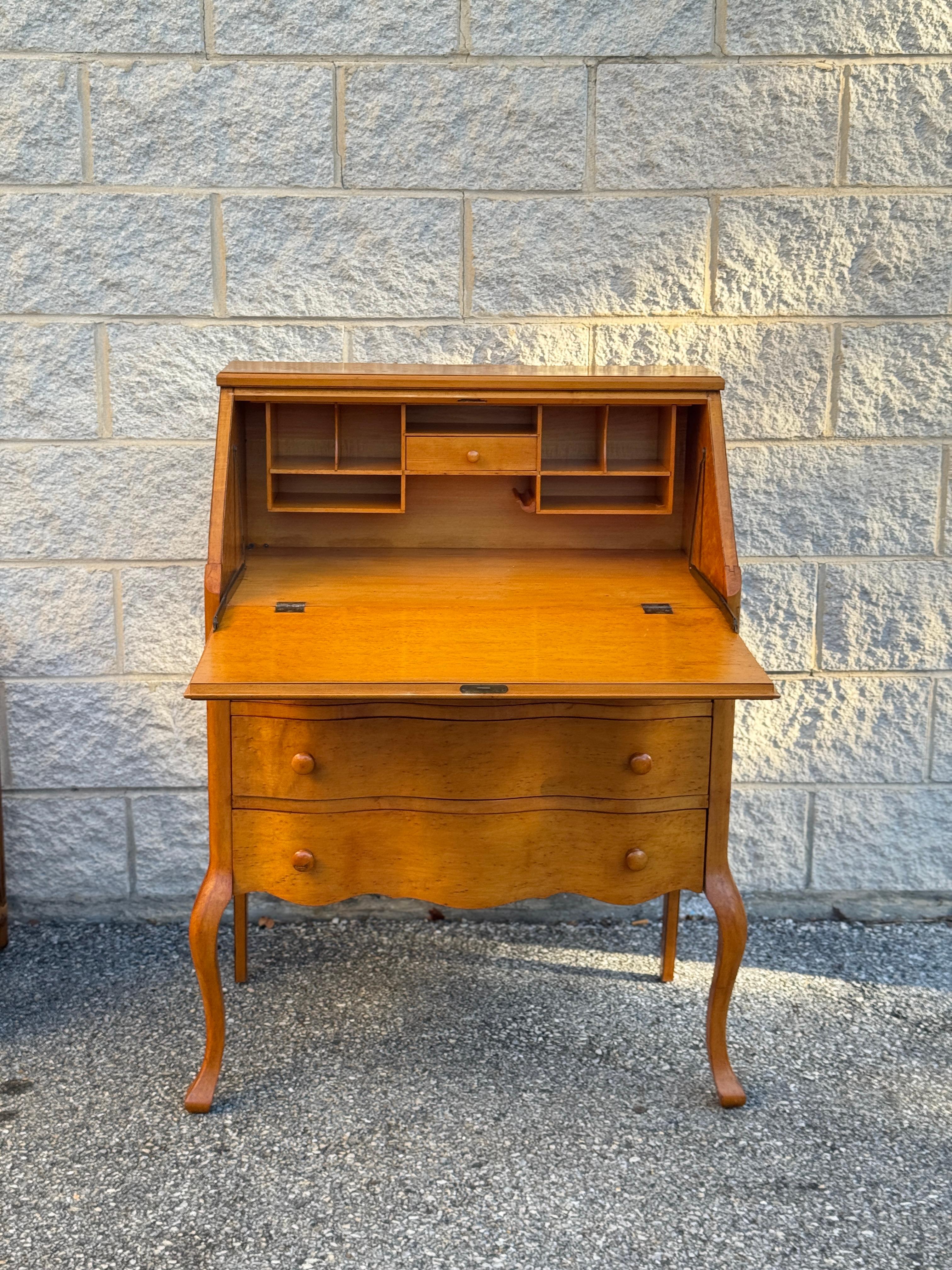 Scrivania a ribalta in radica vintage con sedia in vendita 9